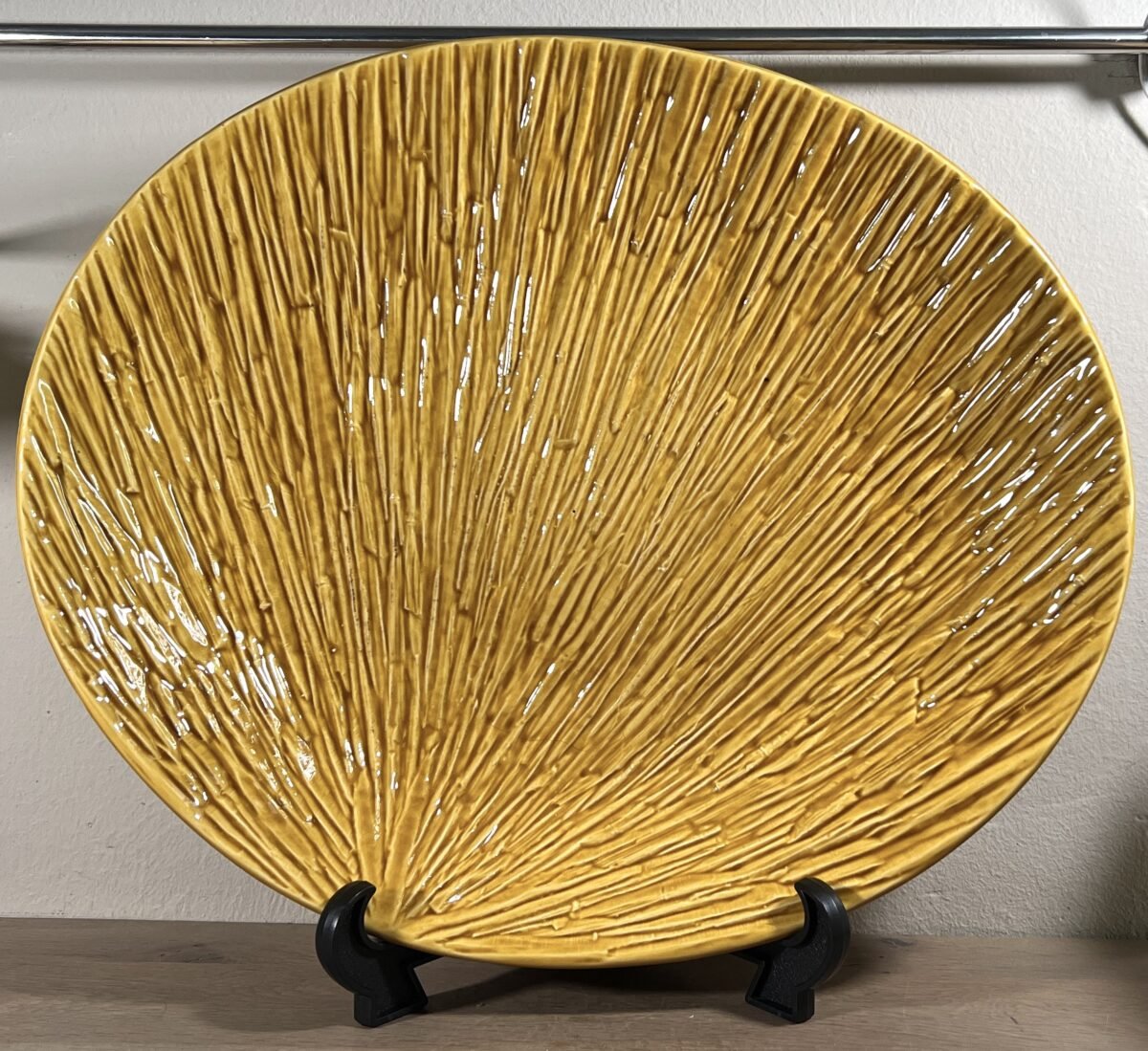 <p>Schaal / Fruitschaal - Boch Frères Keralux - décor TENTATION uitgevoerd in lichtbruin</p> - Boch