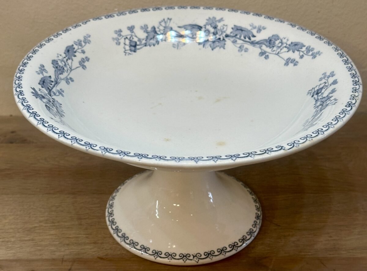 <p>Tazza / Presenteerschaal - op hoge voet - Petrus Regout - décor BERTHA uitgevoerd in blauw</p> - Petrus Regout