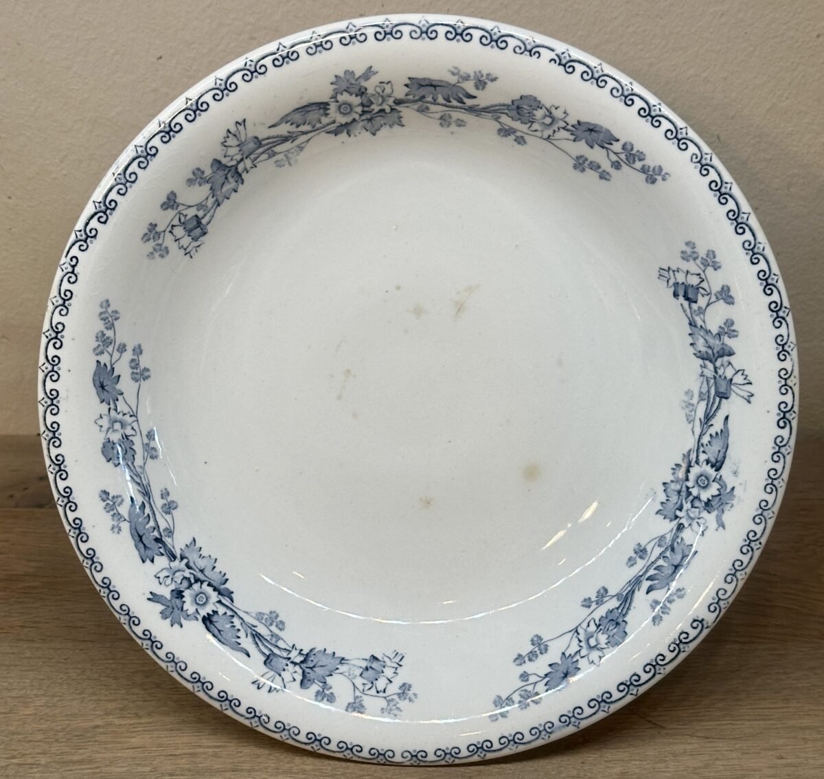 <p>Tazza / Presenteerschaal - op hoge voet - Petrus Regout - décor BERTHA uitgevoerd in blauw</p> - Petrus Regout