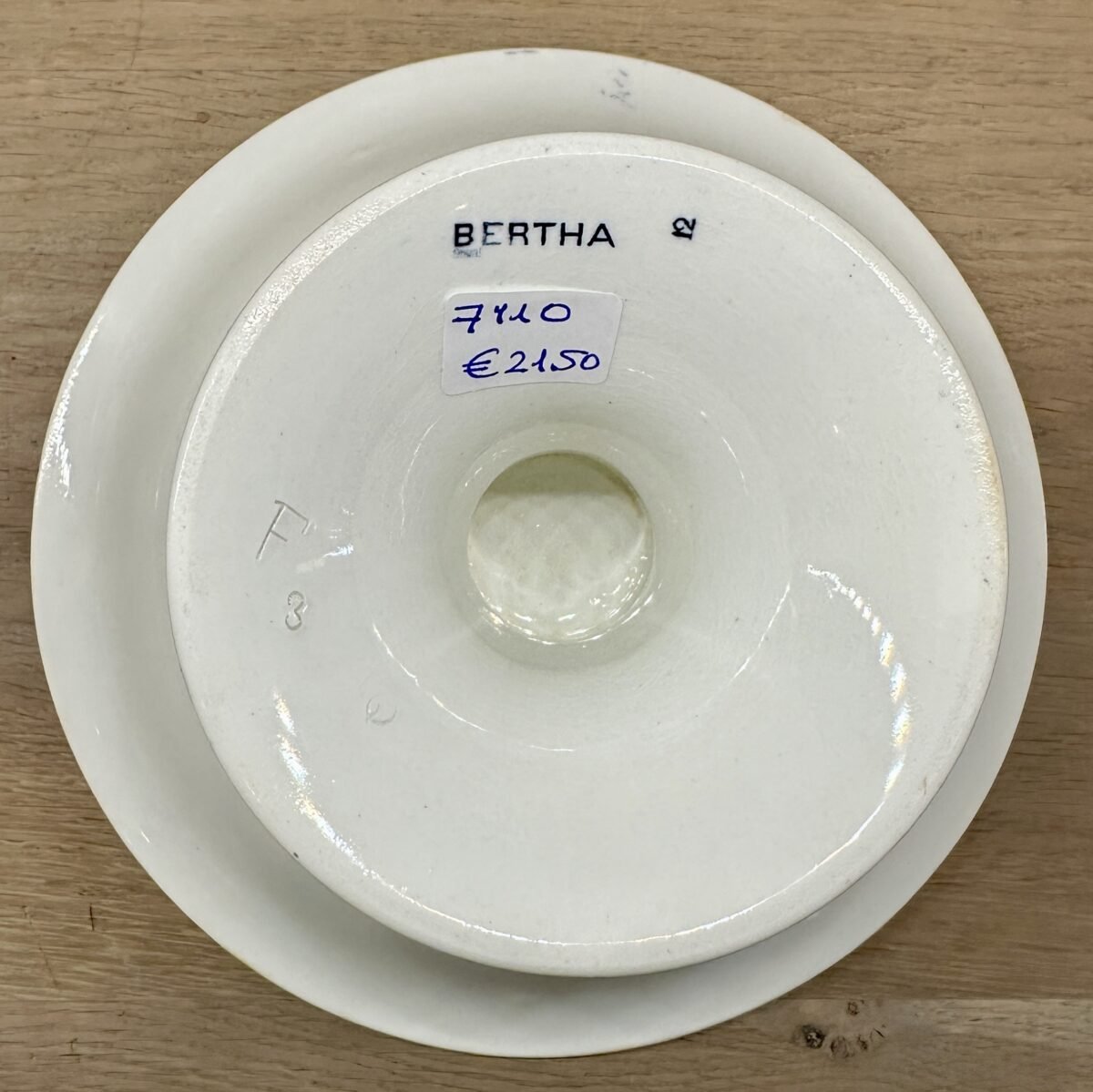 <p>Tazza / Presenteerschaal - op hoge voet - Petrus Regout - décor BERTHA uitgevoerd in blauw</p> - Petrus Regout