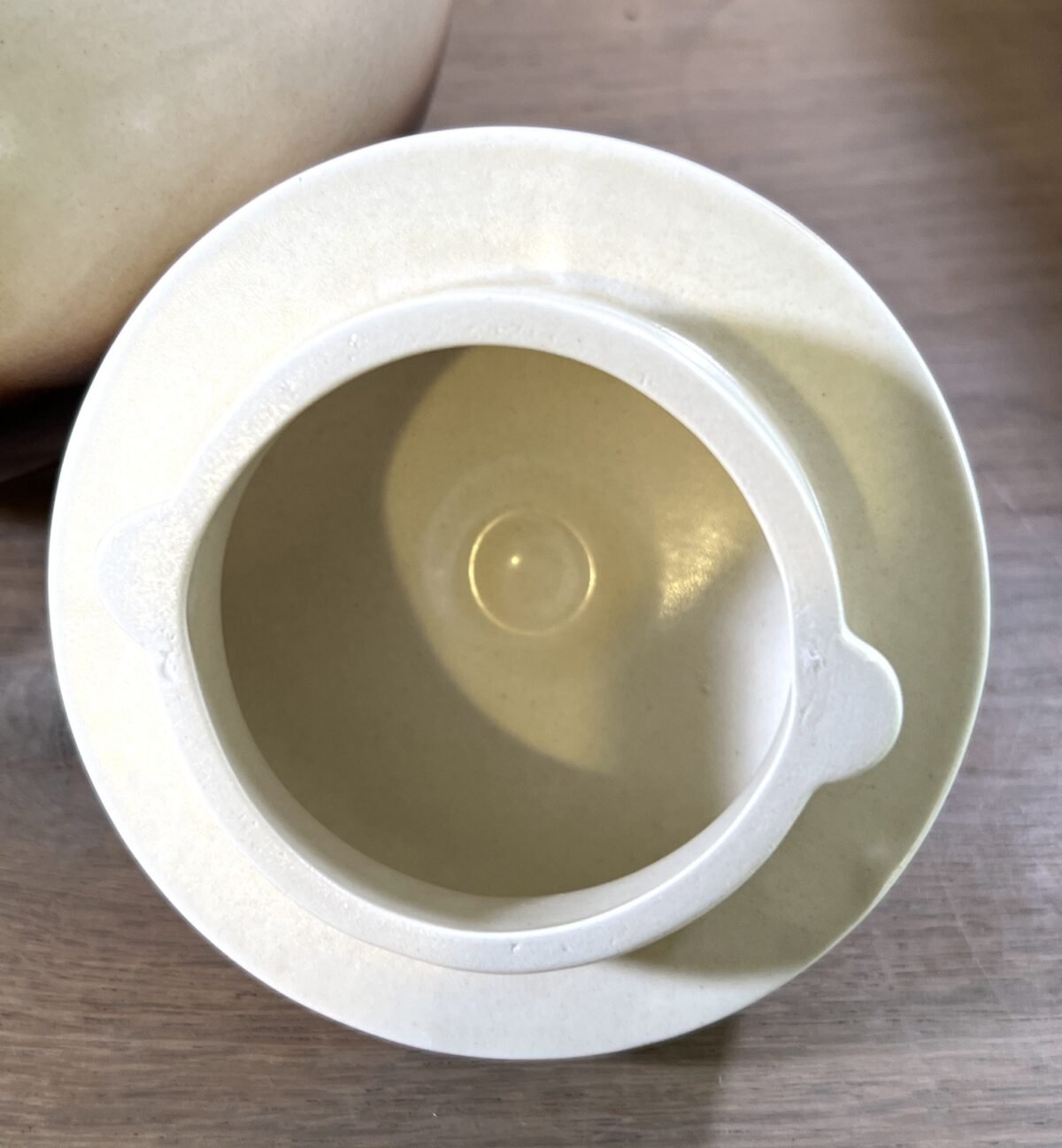 <p>Koffiepot - Boch - décor SIERRA (stoneware?) uitgevoerd in crème met een bruine rand - vorm MENUET</p> - Boch