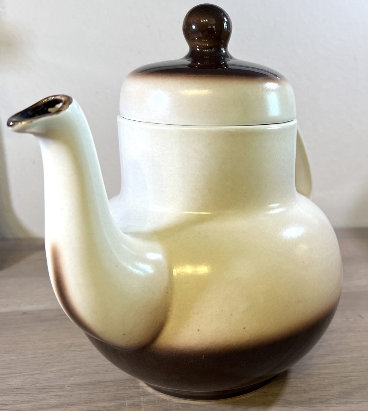 <p>Koffiepot - Boch - décor SIERRA (stoneware?) uitgevoerd in crème met een bruine rand - vorm MENUET</p> - Boch