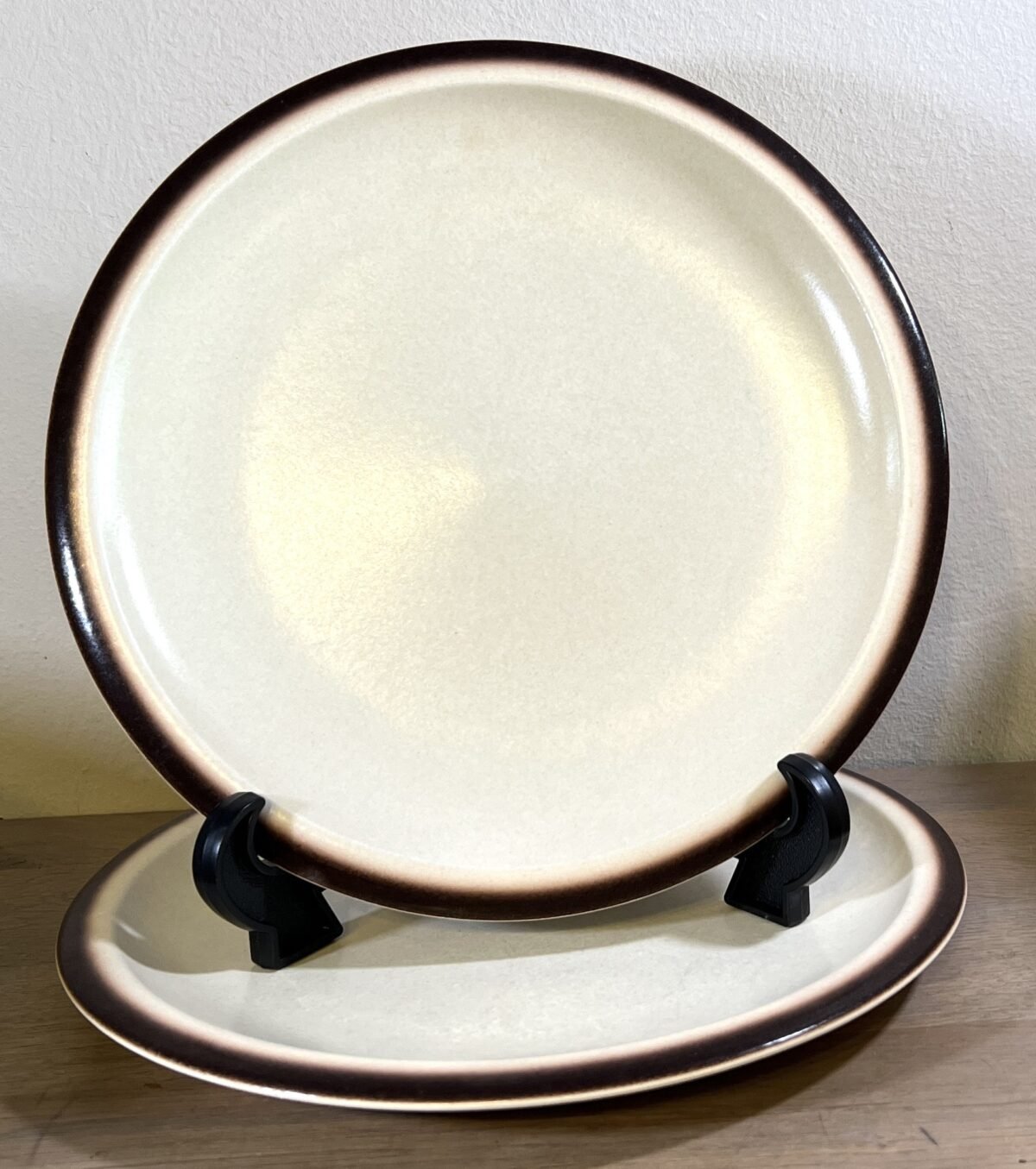 <p>Dinerbord / Eetbord - Boch - décor SIERRA (stoneware?) uitgevoerd in crème met een bruine rand - vorm MENUET</p> - Boch