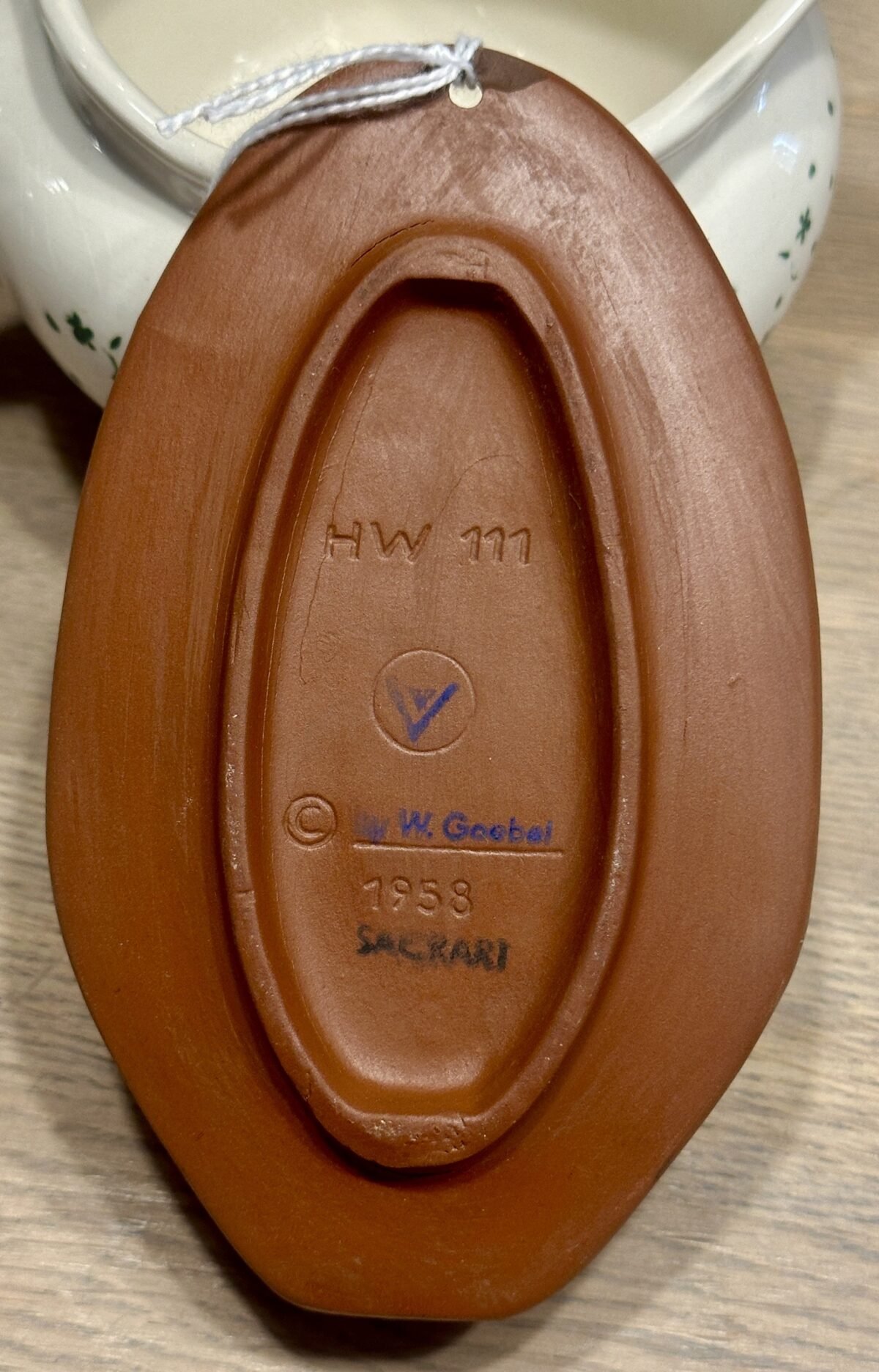 <p>Wijwaterbakje - W. Goebel - SACRART (1958) - genummerd HW 111 - uitgevoerd in bruin met geëmailleerd Maria en Kind</p> - Overig Duitsland