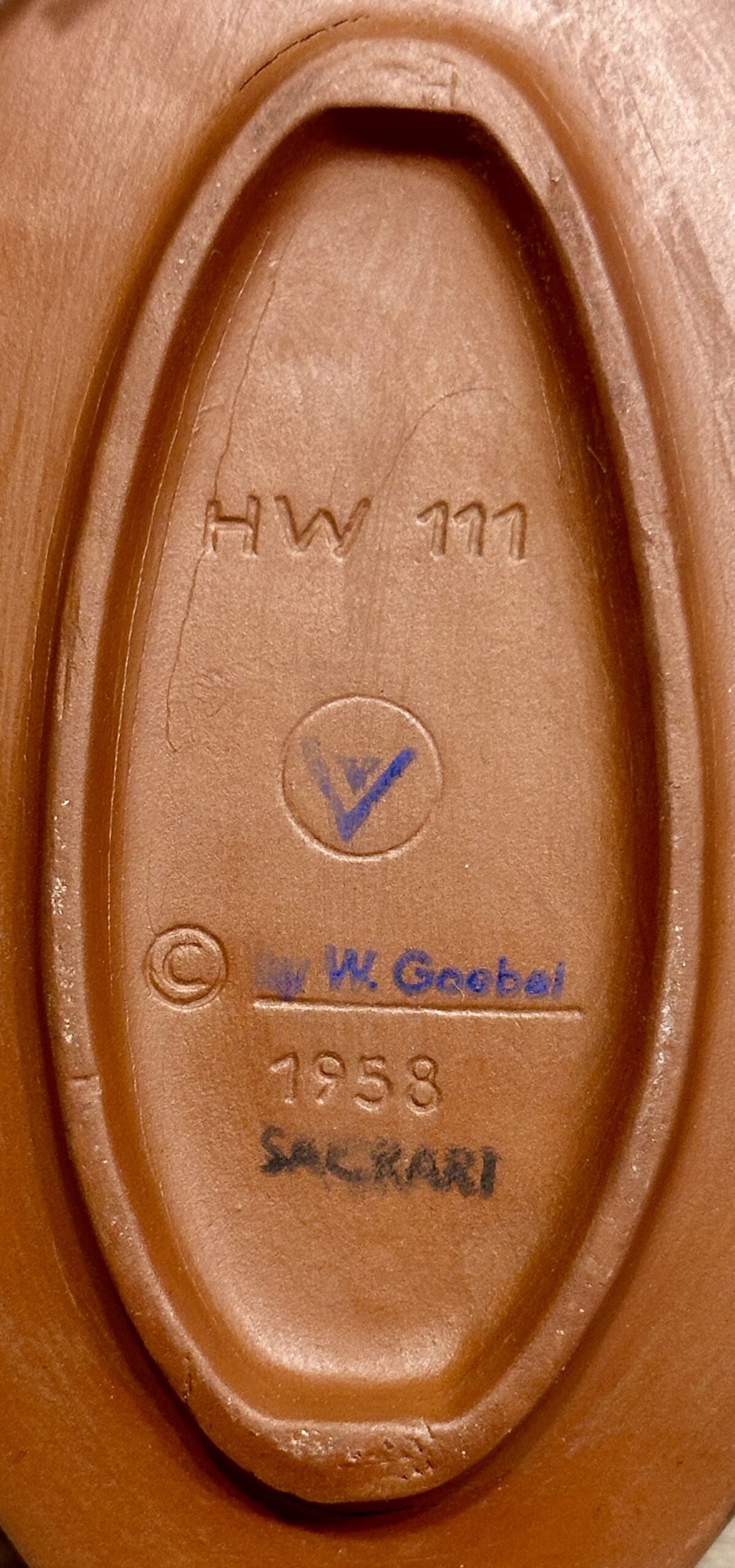 <p>Wijwaterbakje - W. Goebel - SACRART (1958) - genummerd HW 111 - uitgevoerd in bruin met geëmailleerd Maria en Kind</p> - Overig Duitsland