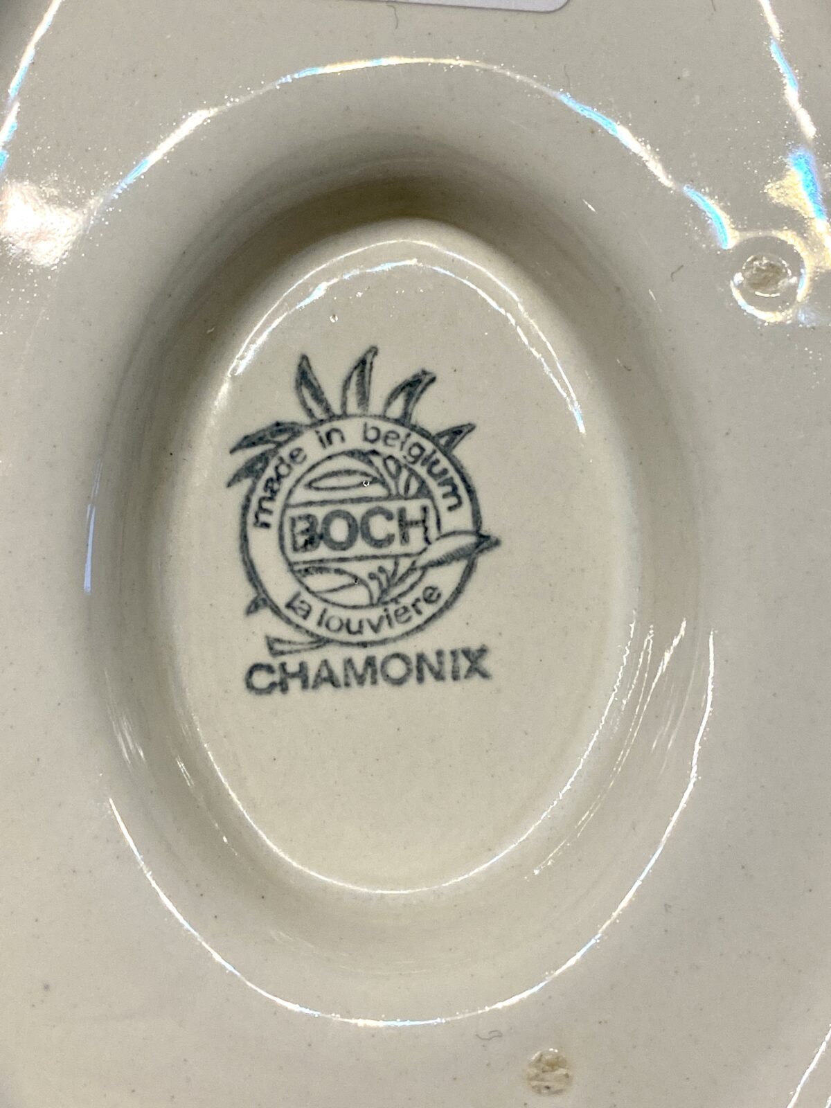 <p>Juskom / saucière op vaste onderschotel (groot) - Boch - décor CHAMONIX</p> - Boch