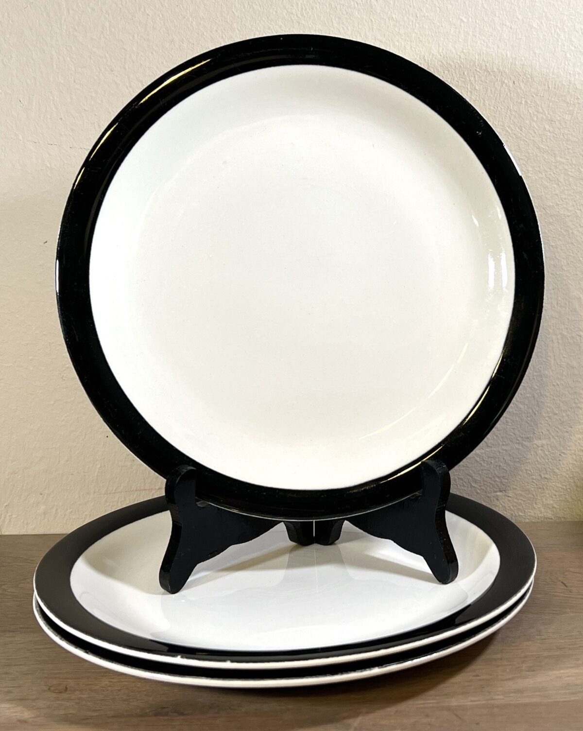 <p>Ontbijtbord / Dessertbord - Ceramique Maastricht - décor van een crème/wit binnendeel met een zwarte rand</p> - Sociéte Céramique