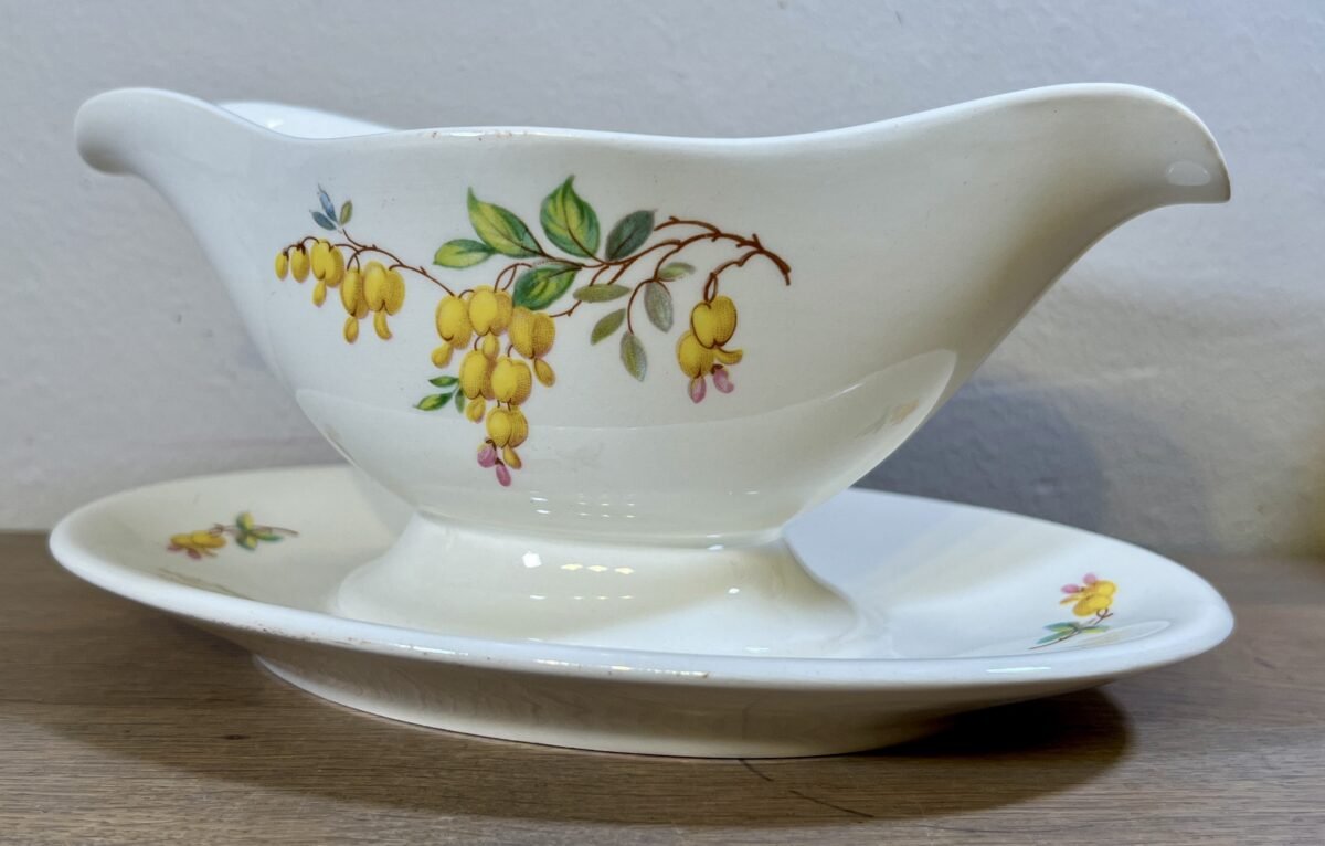 <p>Juskom / Sauskom - Petrus Regout - décor GOUDEN REGEN met gele (klokjes)bloemen</p> - Petrus Regout