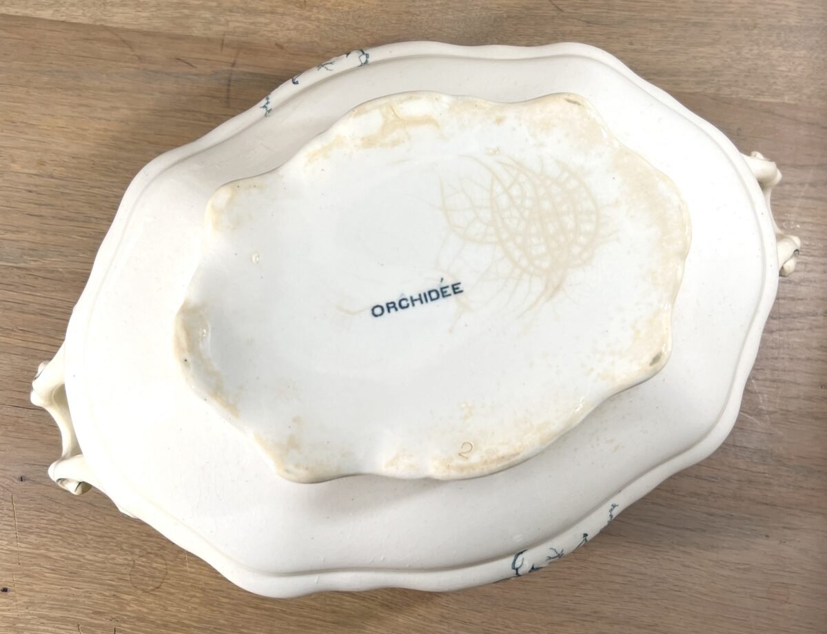 <p>Soepterrine - Petrus Regout - décor ORCHIDEE uitgevoerd in petrol/blauw</p> - Petrus Regout