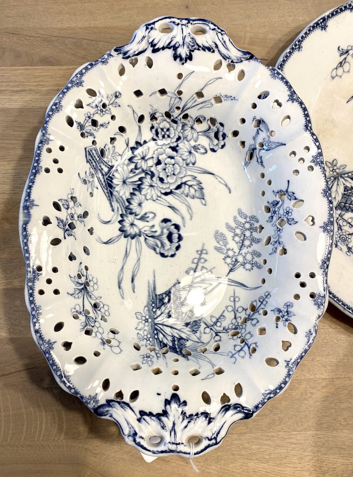 <p>Fruittest / fruitschaal / colander / fruit strainer - op voet - met uitgestoken gaatjes/hartjes in de bovenrand - Minton & Co - décor MONA blauw</p> - Minton & Co.