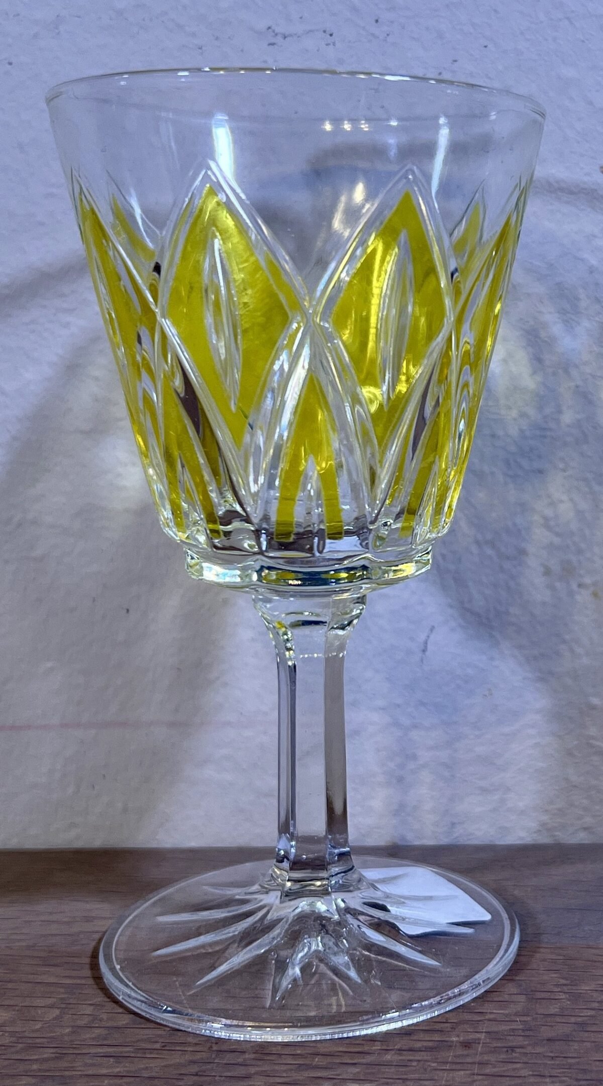 <p>Glas op voet - VMC Reims (Verreries Mècaniques Champenoises) - Harlequin in geel</p> - Brocante