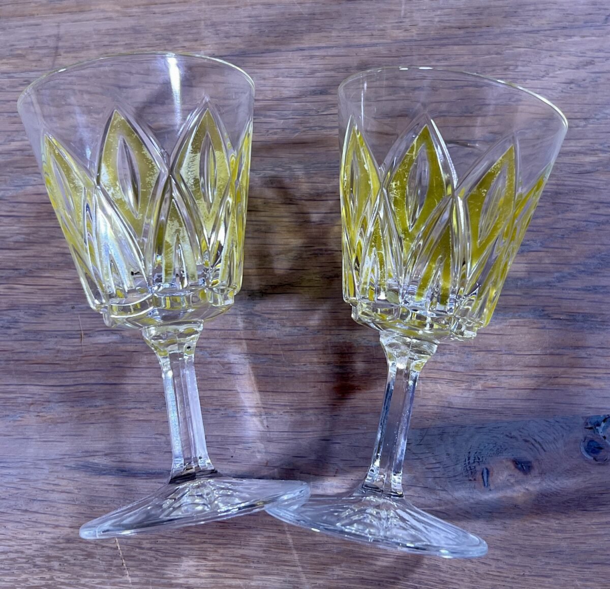 <p>Glas op voet - VMC Reims (Verreries Mècaniques Champenoises) - Harlequin in geel</p> - Brocante