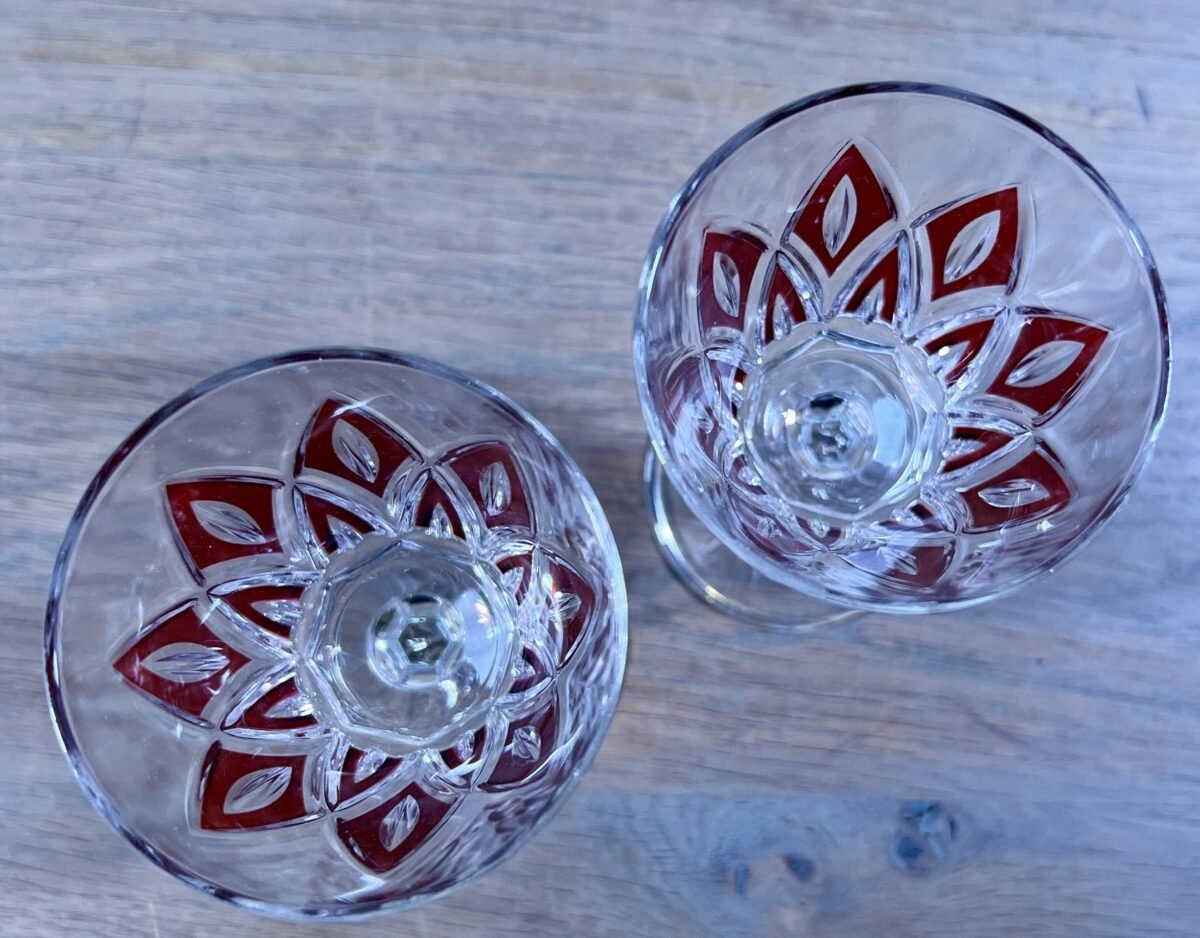 <p>Glas op voet - VMC Reims (Verreries Mècaniques Champenoises) - Harlequin in rood</p> - Brocante