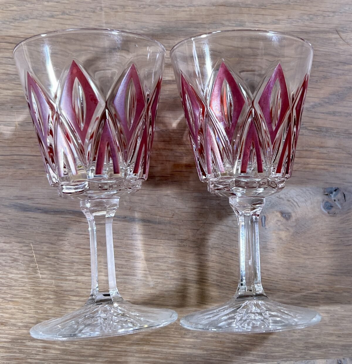 <p>Glas op voet - VMC Reims (Verreries Mècaniques Champenoises) - Harlequin in rood</p> - Brocante