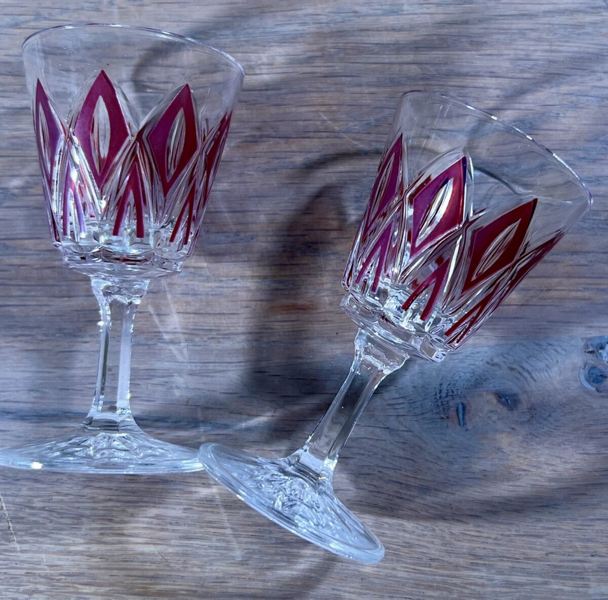 Glas / Likeurglas op voet - VMC Reims (Verreries Mècaniques Champenoises) - Harlequin in rood - Brocante