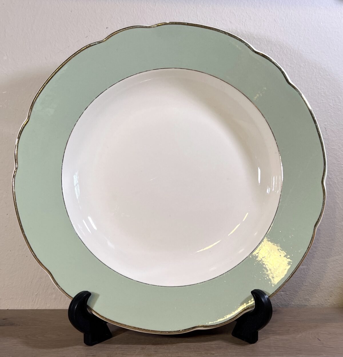 <p>Bord / Pannekoekbord - groter, rond, model - Villeroy & Boch (made in France-Saar) - model Rhône - décor in wit/crème</p> - Villeroy & Boch