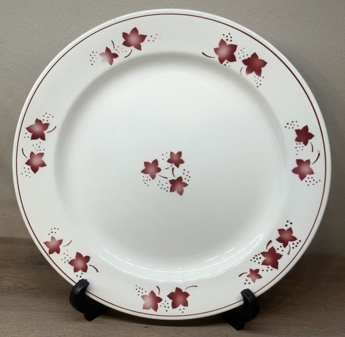 <p>Schaal / Bord - groter, rond, model - Boch vorm MERCURE - décor uitgevoerd in rood</p> - Boch