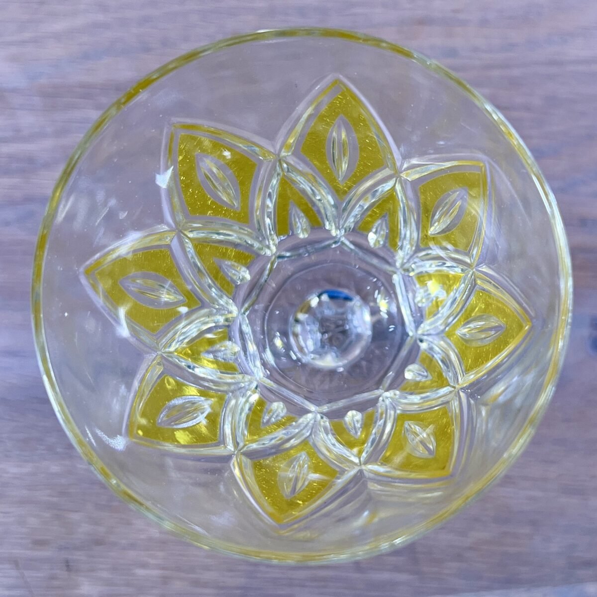 <p>Glas / Wijnglas op voet - groot model - VMC Reims (Verreries Mècaniques Champenoises) - Harlequin in geel</p> - Brocante