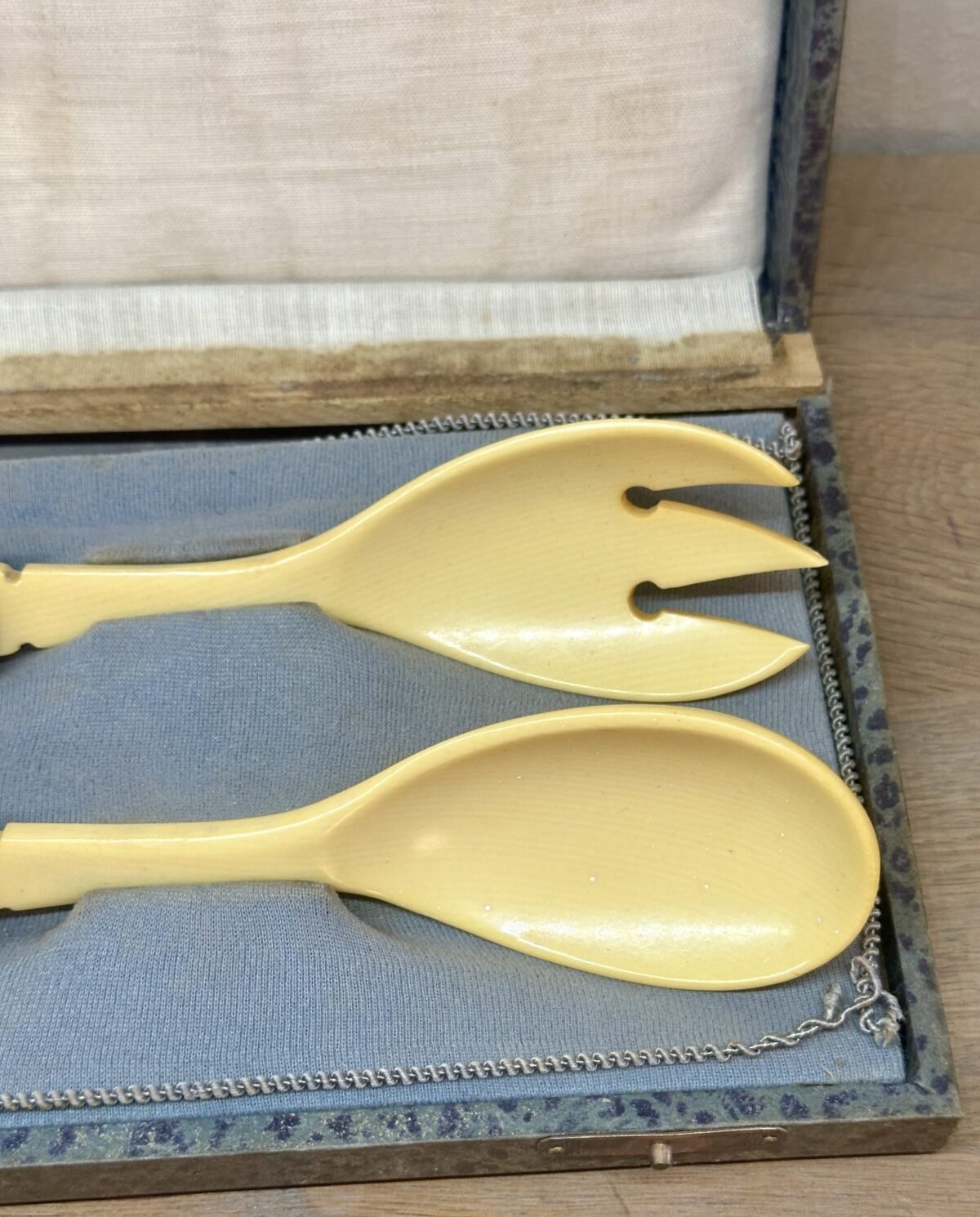 <p>Slabestek in doos - uitgevoerd in been(?) met verzilverde handgreep</p> - Brocante