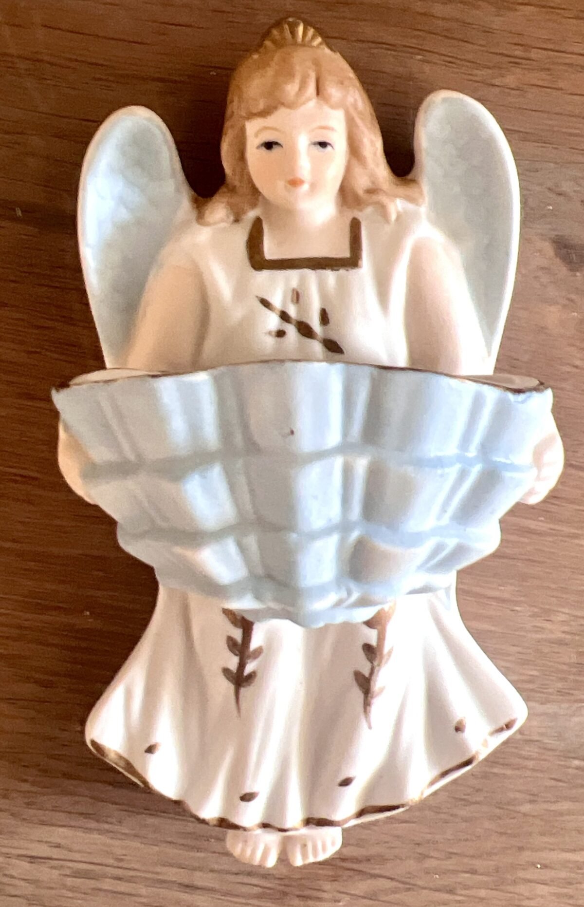 <p>Wijwaterbakje / Wijwatervaatje - biscuit - in de vorm van een Engel met blauw en goudkleurige accenten</p> - Brocante