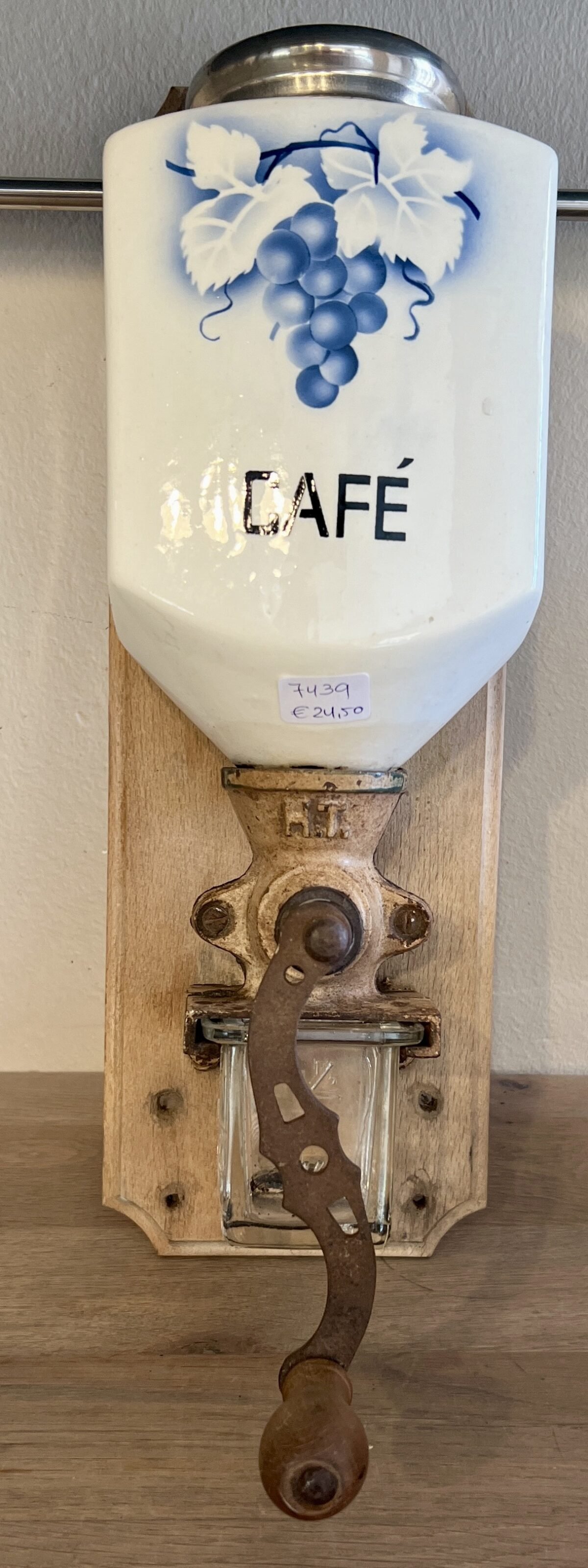 <p>Koffiemolen - Armin H.T. - aardewerk bovendeel met spritzmuster décor</p> - Brocante