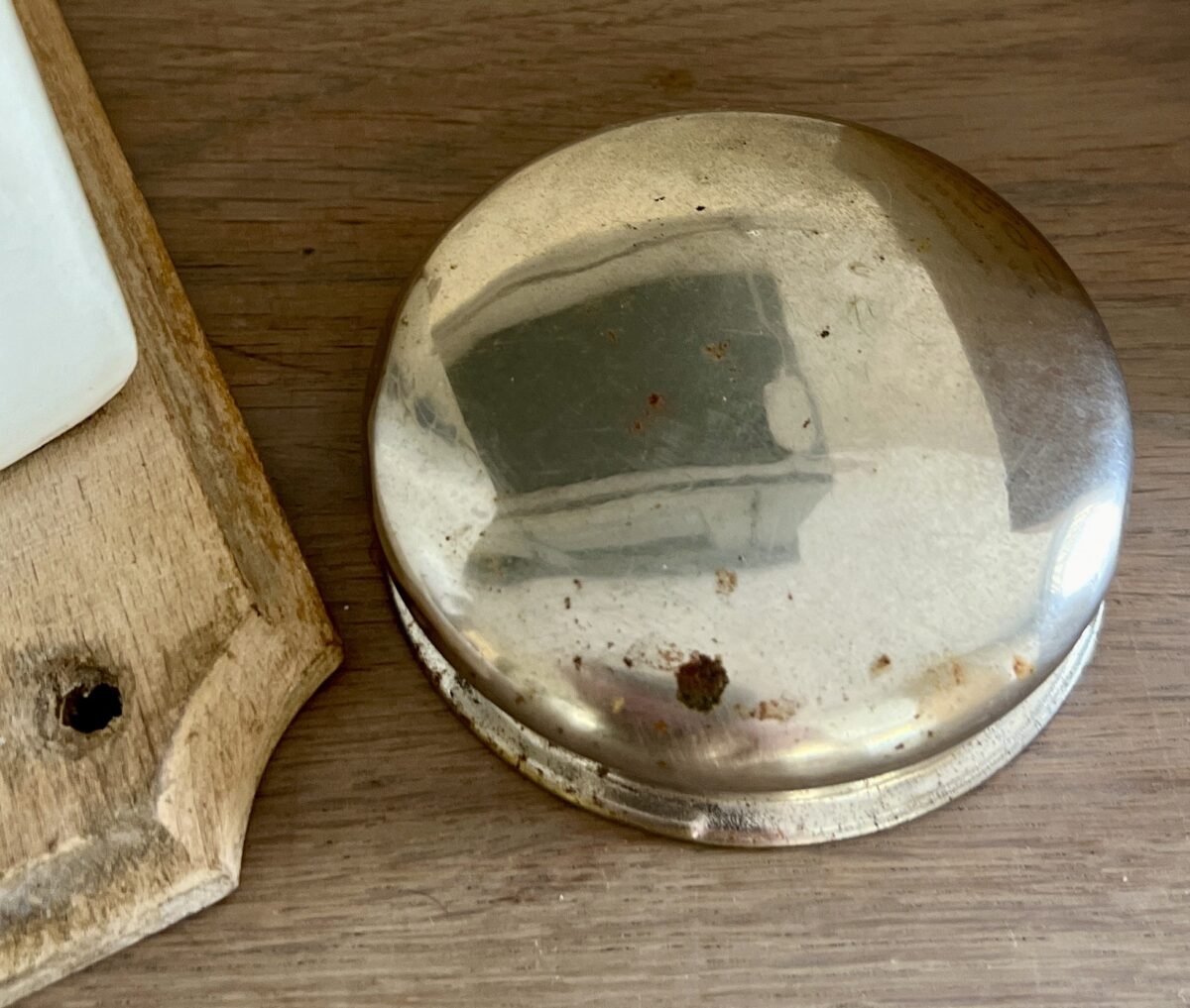 <p>Koffiemolen - Armin H.T. - aardewerk bovendeel met spritzmuster décor</p> - Brocante