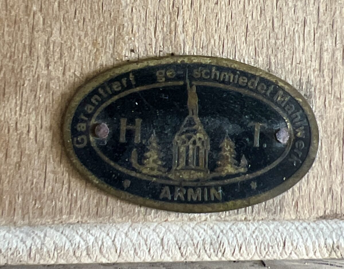 <p>Koffiemolen - Armin H.T. - aardewerk bovendeel met spritzmuster décor</p> - Brocante