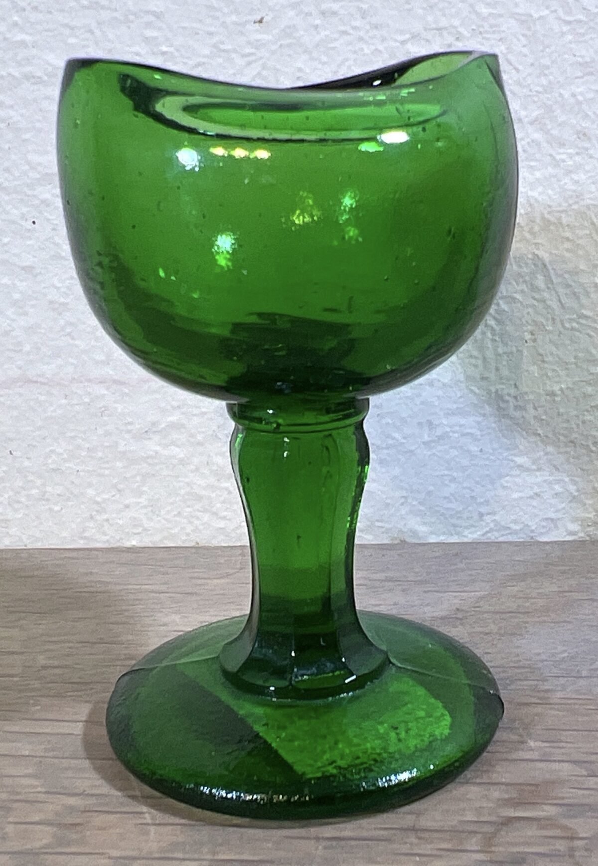 <p>Oogbad - groen glazen model - iets naar binnen lopend reservoir</p> - Brocante