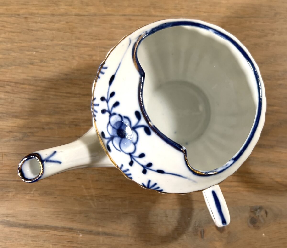 <p>Ziekenschuit / Invalid Feeding Cup - ongemerkt - décor met Zwiebelmuster</p> - Brocante