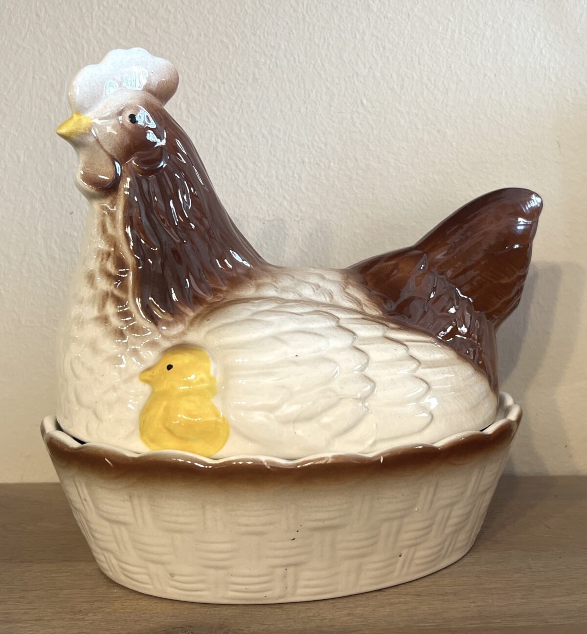 <p>Egg Hen / Eierschaal - ongemerkt - uitgevoerd in crème/bruin/geel keramiek met een kuikentje</p> - Onbekend