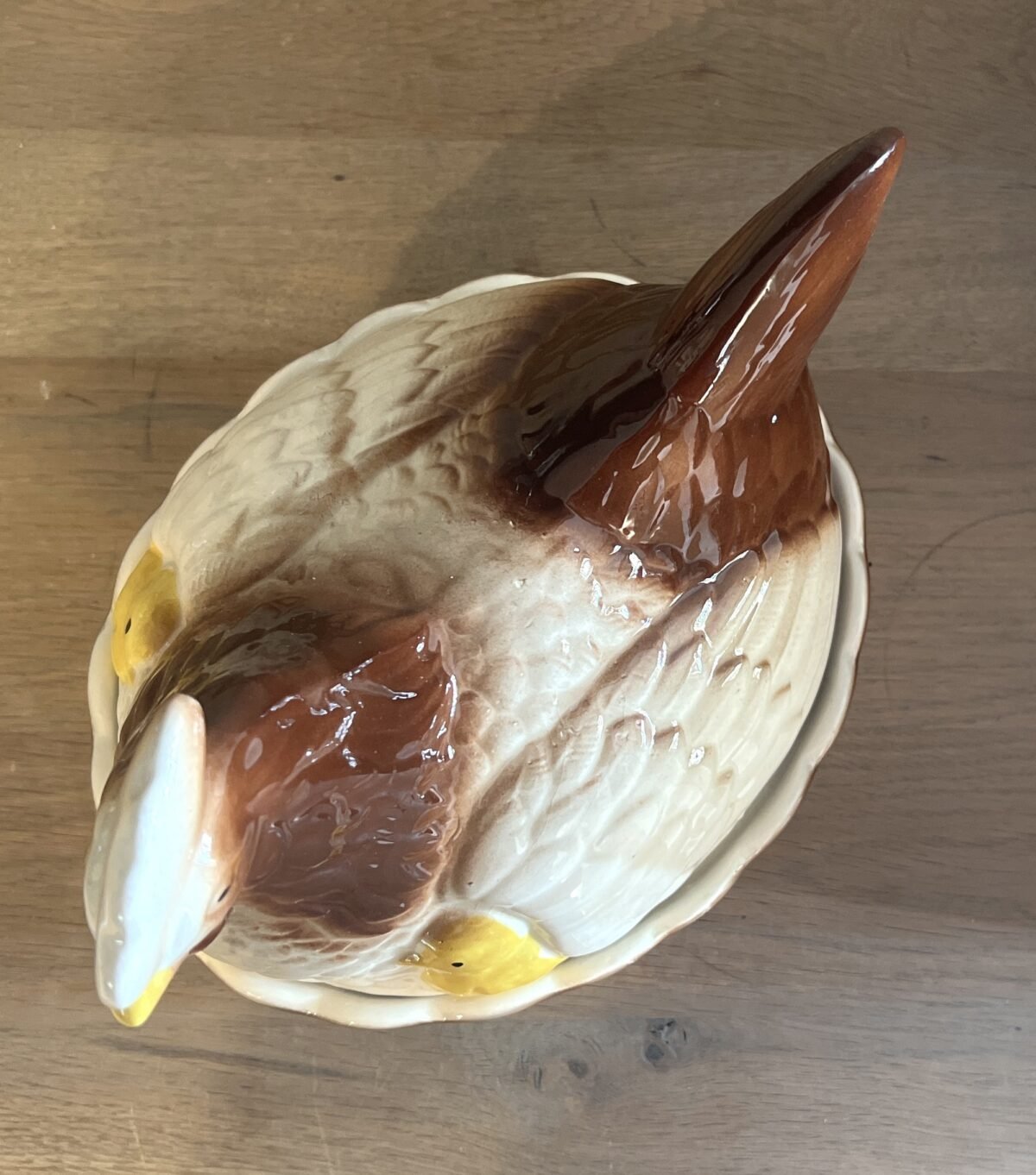 <p>Egg Hen / Eierschaal - ongemerkt - uitgevoerd in crème/bruin/geel keramiek met een kuikentje</p> - Onbekend