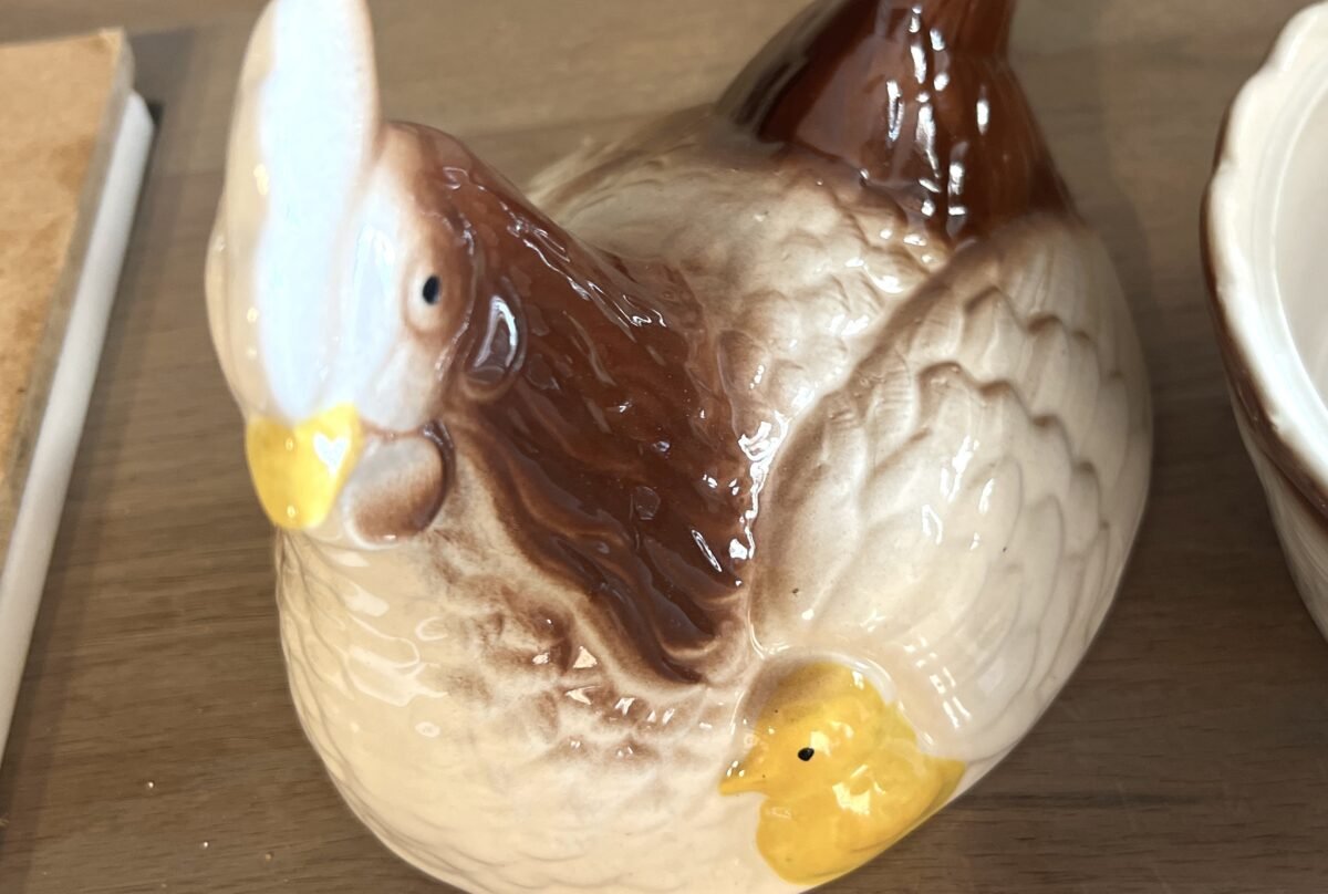 <p>Egg Hen / Eierschaal - ongemerkt - uitgevoerd in crème/bruin/geel keramiek met een kuikentje</p> - Onbekend