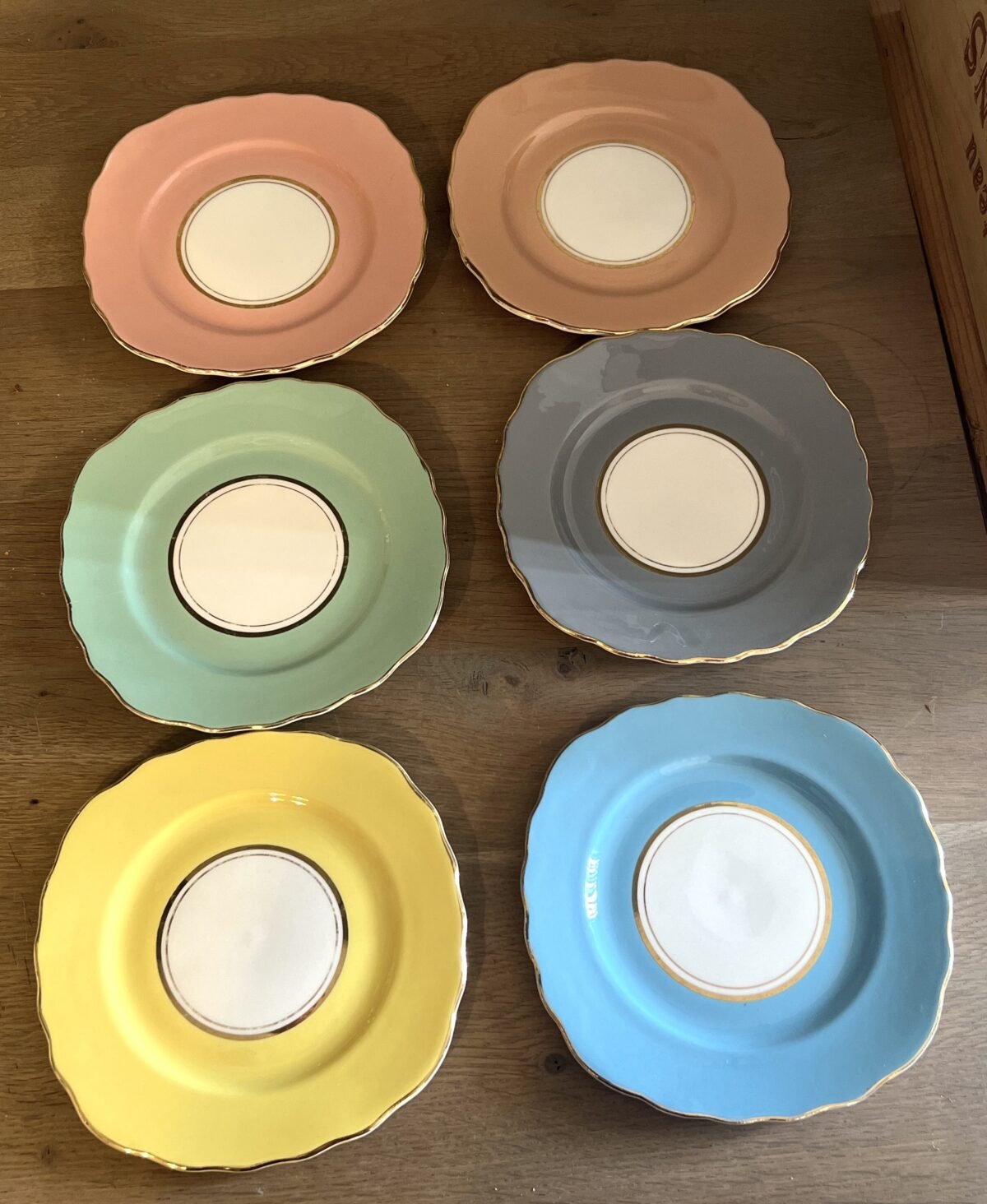 <p>Set van 6 gebaksborden - vierkant model - Colclough Bone China - uitgevoerd in verschillende pastelkleuren</p> - Overig Engeland