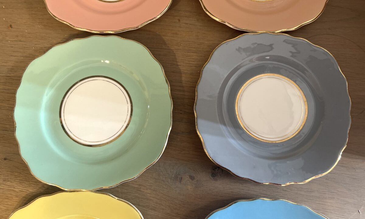 <p>Set van 6 gebaksborden - vierkant model - Colclough Bone China - uitgevoerd in verschillende pastelkleuren</p> - Overig Engeland