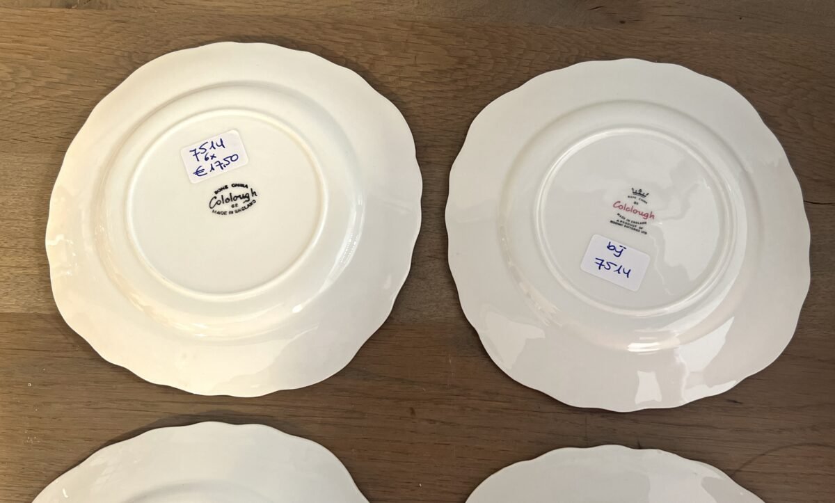 <p>Set van 6 gebaksborden - vierkant model - Colclough Bone China - uitgevoerd in verschillende pastelkleuren</p> - Overig Engeland