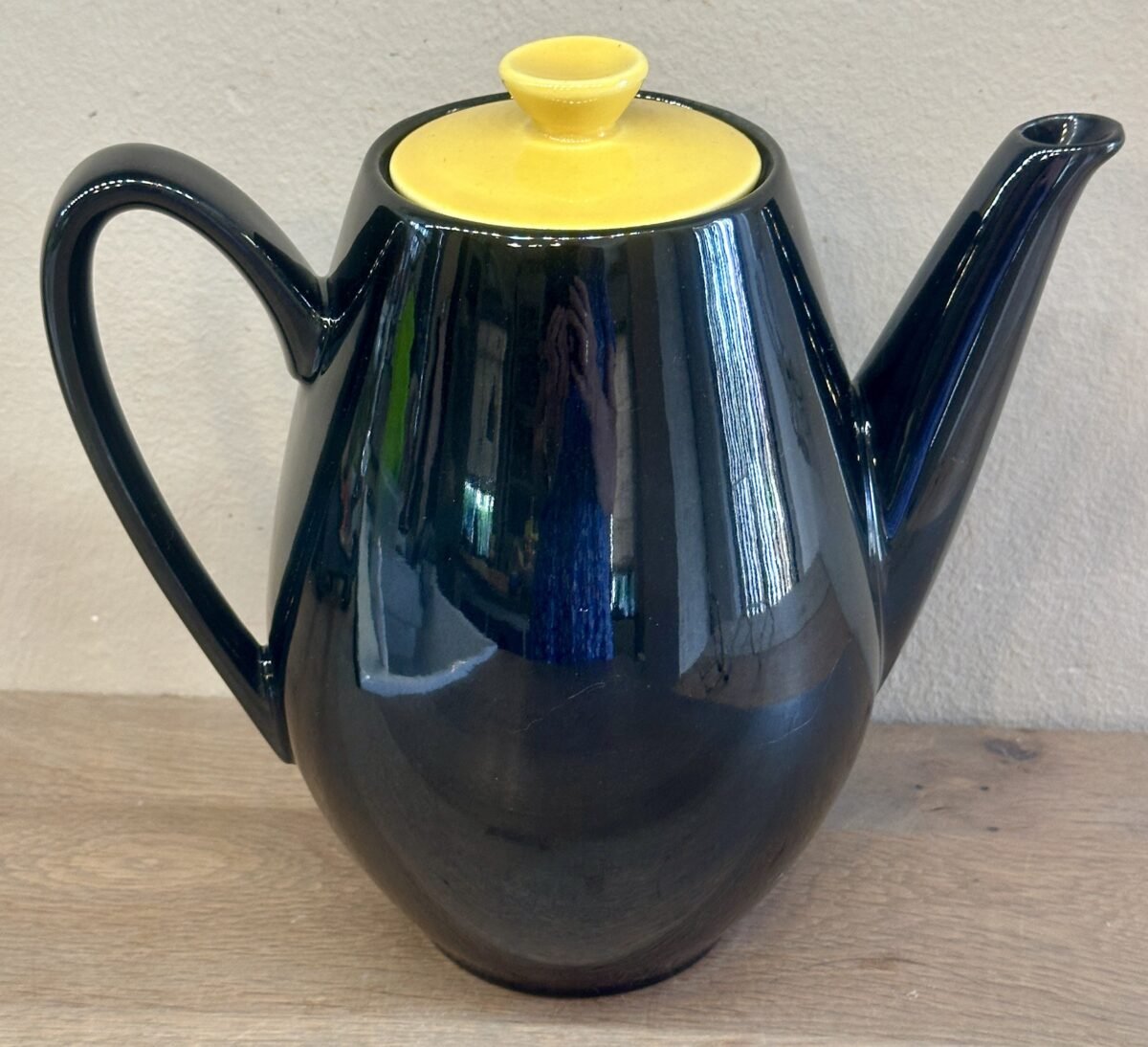 <p>Koffiepot / Theepot - Villeroy & Boch - uitgevoerd in zwart met geel gekleurd deksel</p> - Villeroy & Boch