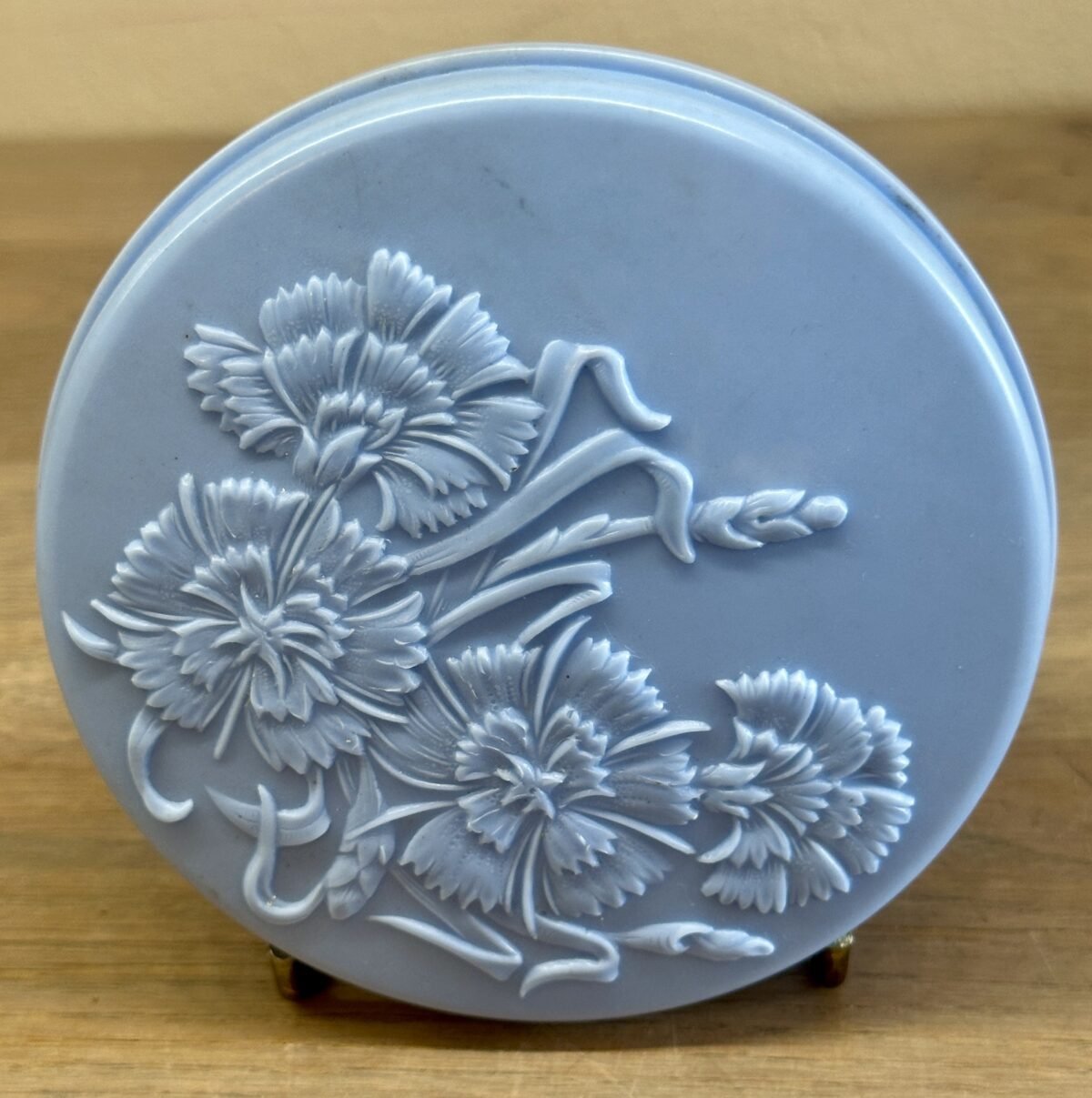 <p>Poederdoos - blauw bakeliet met embossed décor van korenbloemen</p> - Brocante