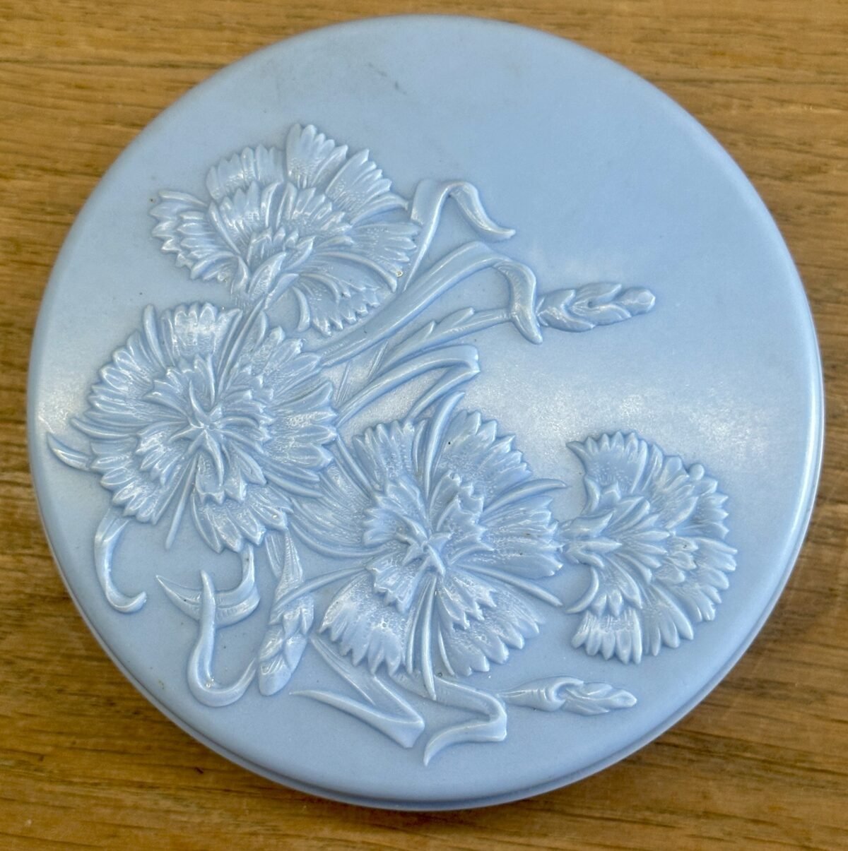 <p>Poederdoos - blauw bakeliet met embossed décor van korenbloemen</p> - Brocante