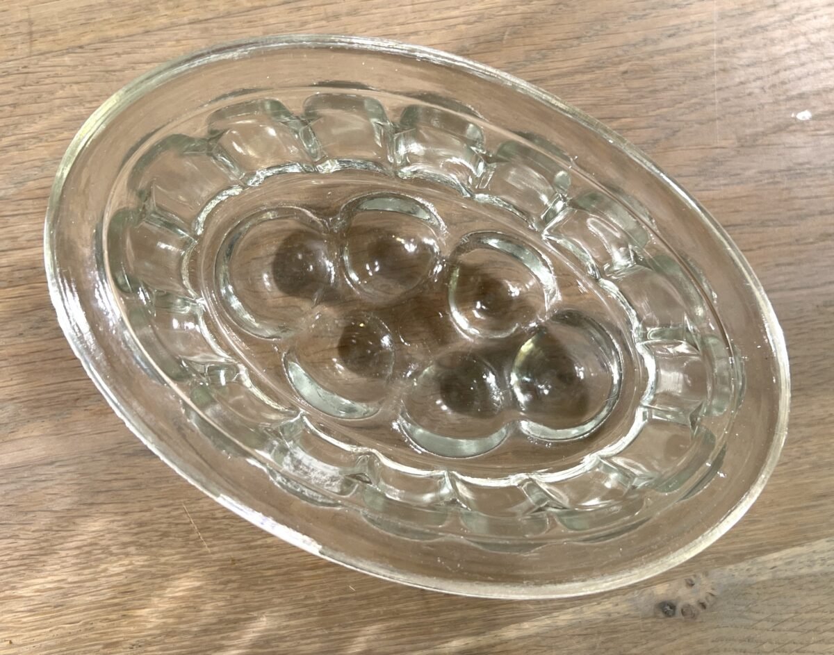 <p>Puddingvorm / Jello-Mould - groter ovaal glazen model met rondjes/knobbels in de bodem</p> - Brocante