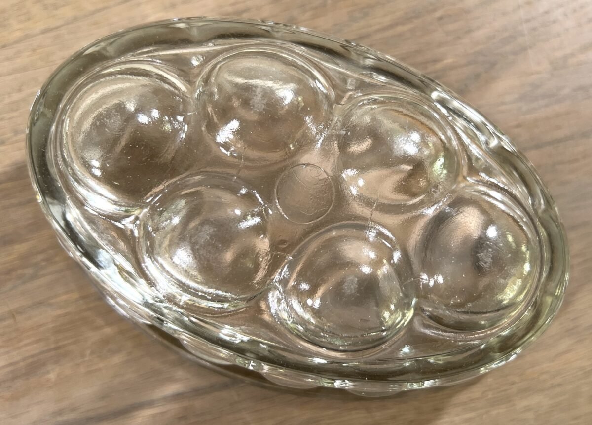 <p>Puddingvorm / Jello-Mould - groter ovaal glazen model met rondjes/knobbels in de bodem</p> - Brocante