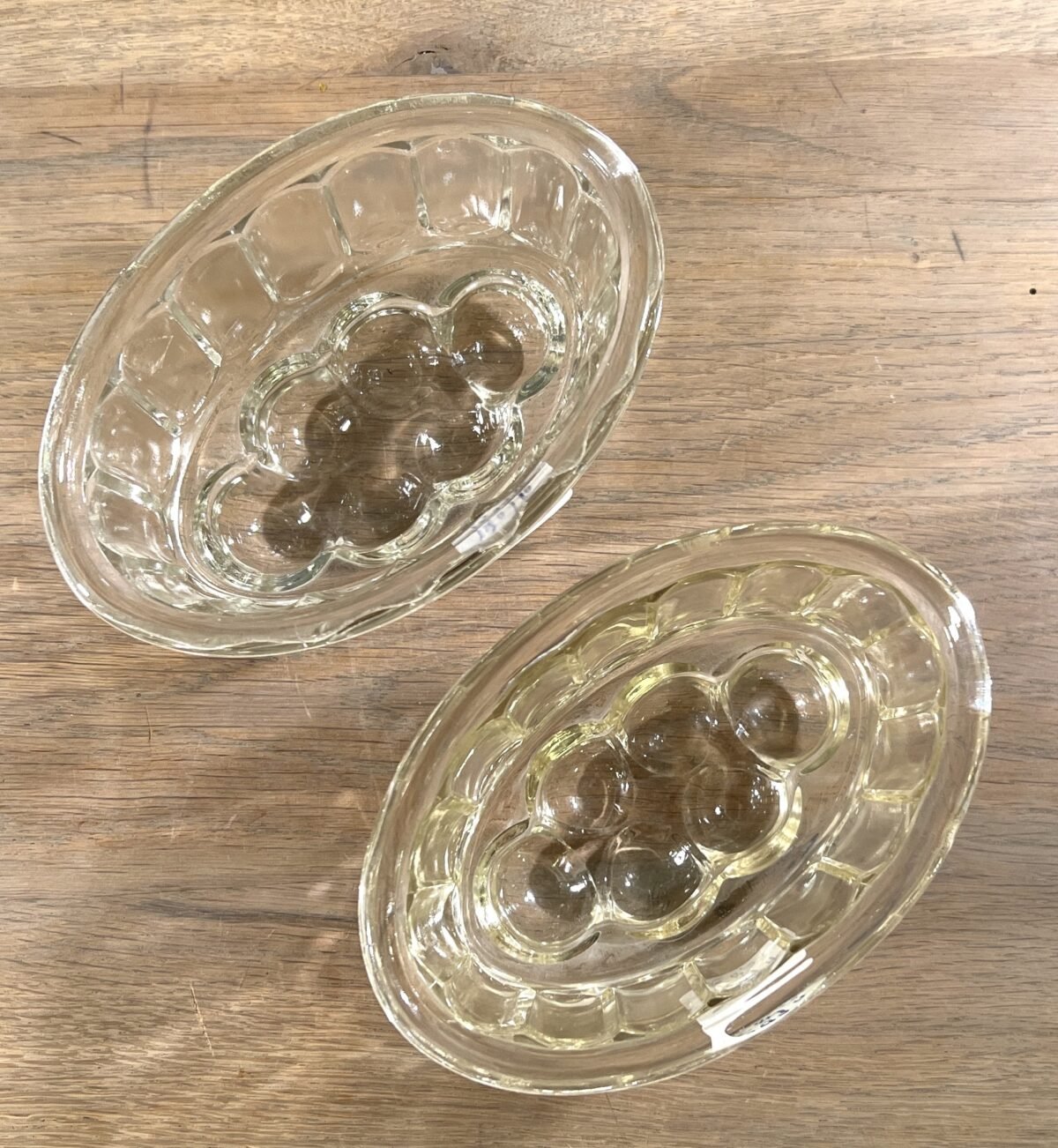 <p>Puddingvorm / Jello-Mould - ovaal glazen model met rondjes/knobbels in de bodem</p> - Brocante