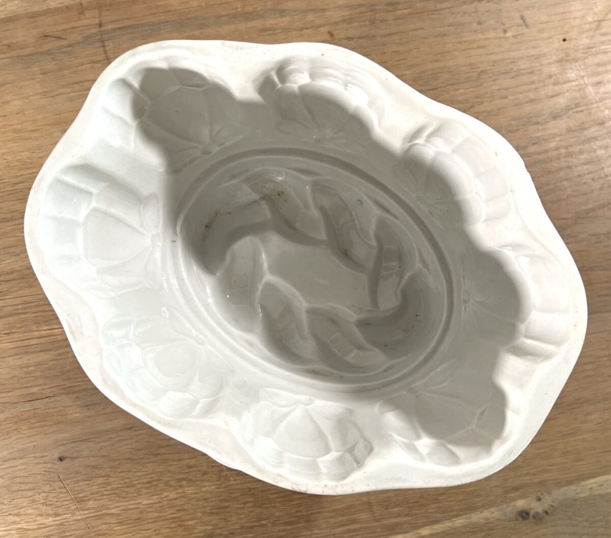 <p>Puddingvorm - groot wit porseleinen model met soort swirled bodem</p> - Brocante