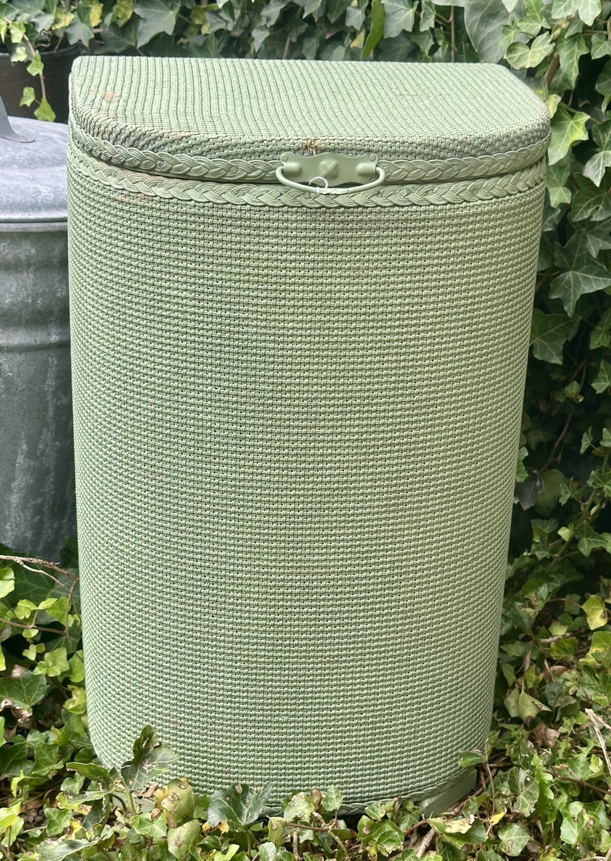 <p>Wasmand / Laundry Basket - Lloyd Loom stijl - uitgevoerd in groen</p> - Brocante