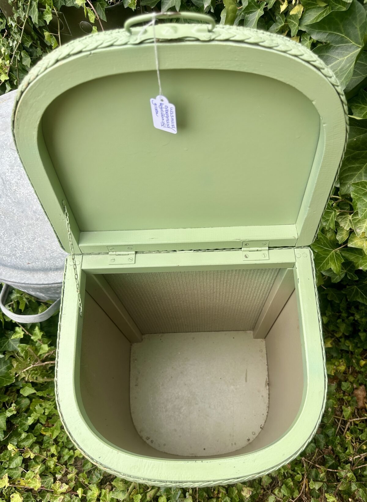 <p>Wasmand / Laundry Basket - Lloyd Loom stijl - uitgevoerd in groen</p> - Brocante