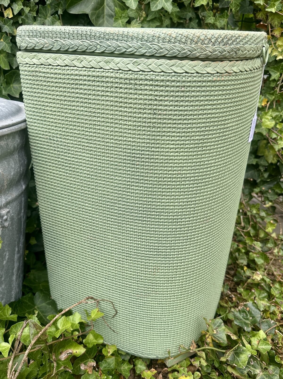 <p>Wasmand / Laundry Basket - Lloyd Loom stijl - uitgevoerd in groen</p> - Brocante