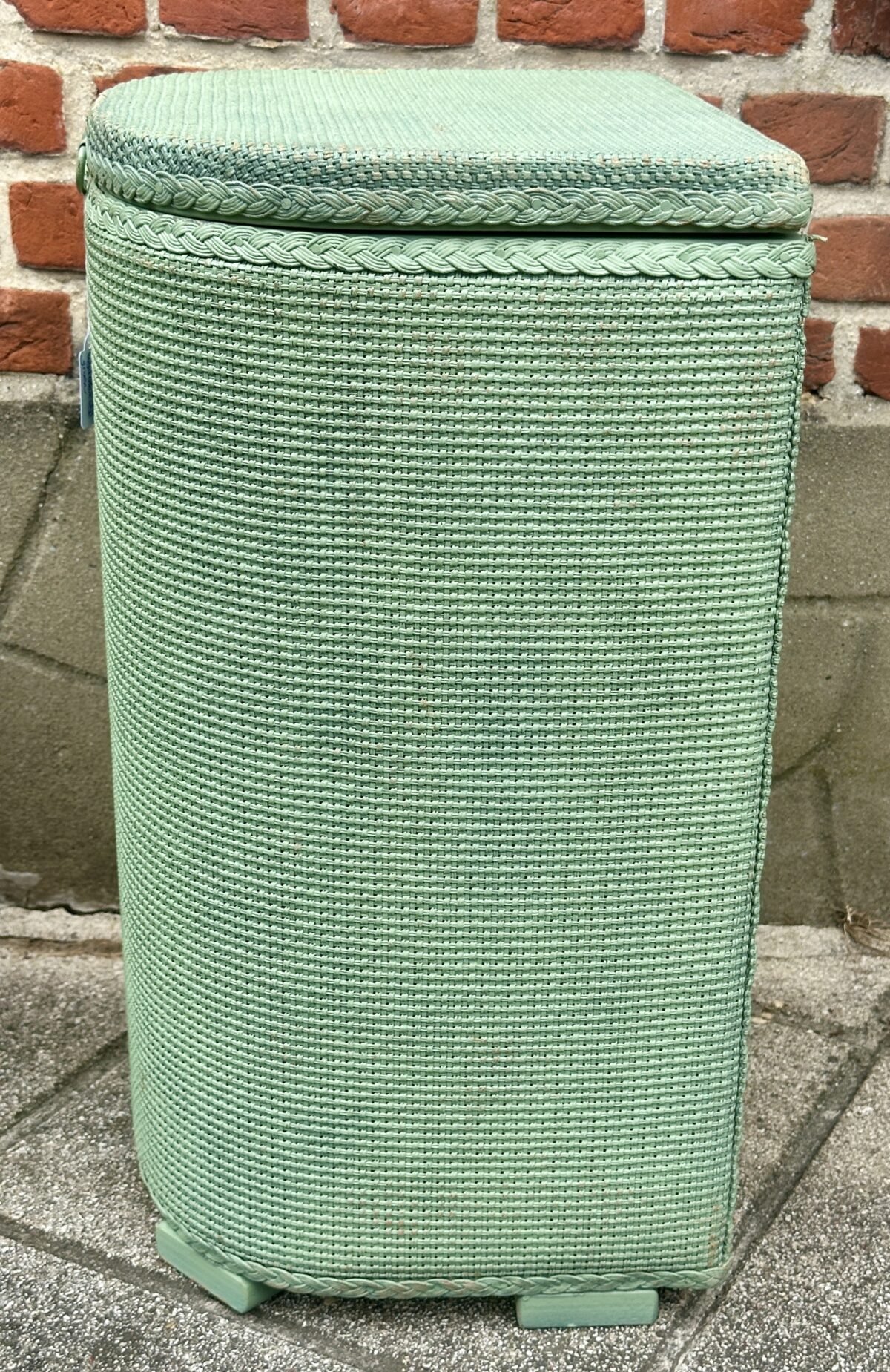 <p>Wasmand / Laundry Basket - Lloyd Loom stijl - uitgevoerd in groen</p> - Brocante