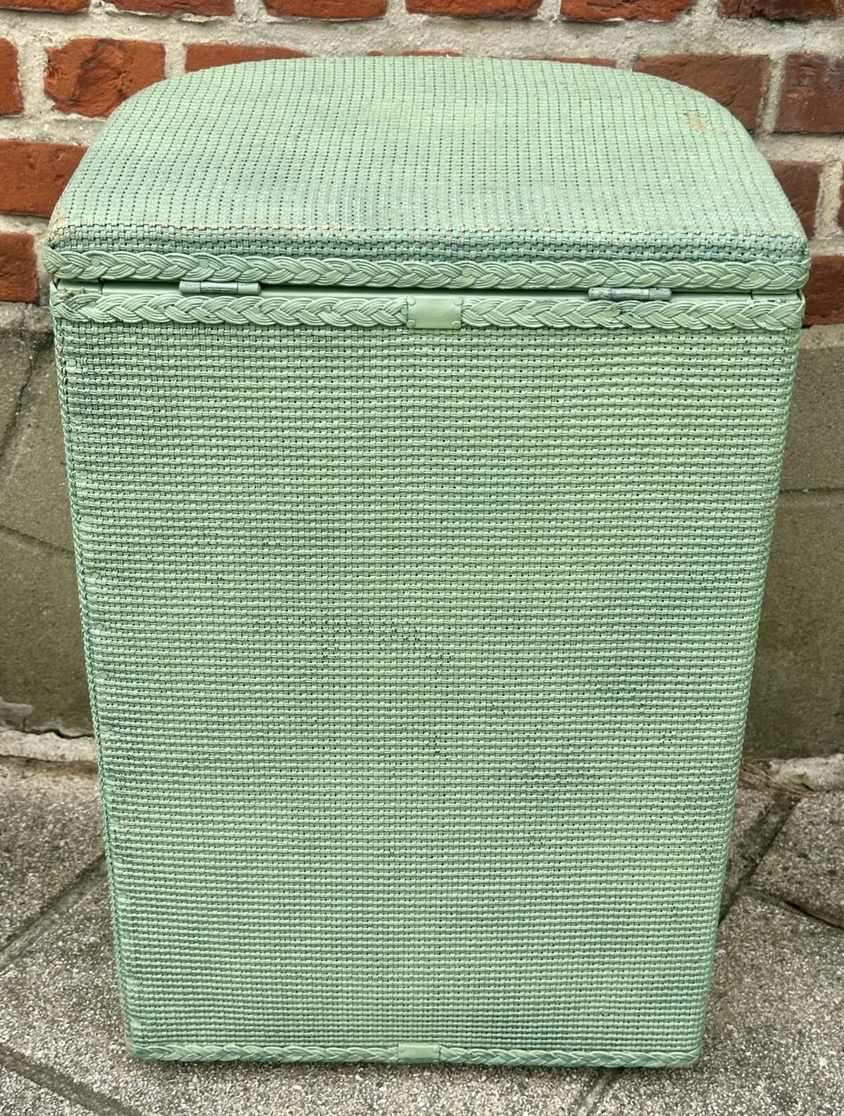 <p>Wasmand / Laundry Basket - Lloyd Loom stijl - uitgevoerd in groen</p> - Brocante