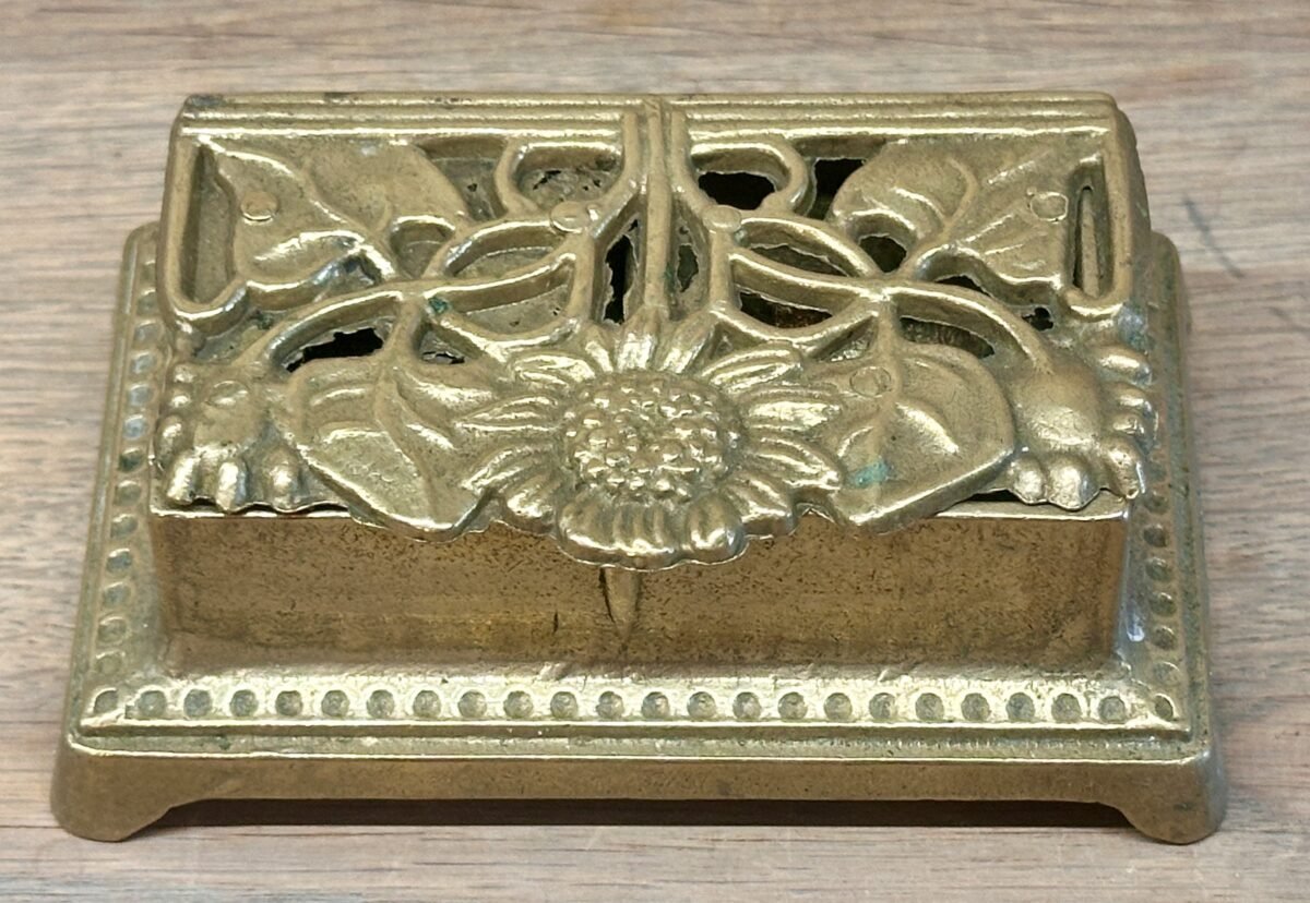 <p>Postzegeldoosje - brass - met 2 vakjes en zonnebloem op deksel</p> - Brocante