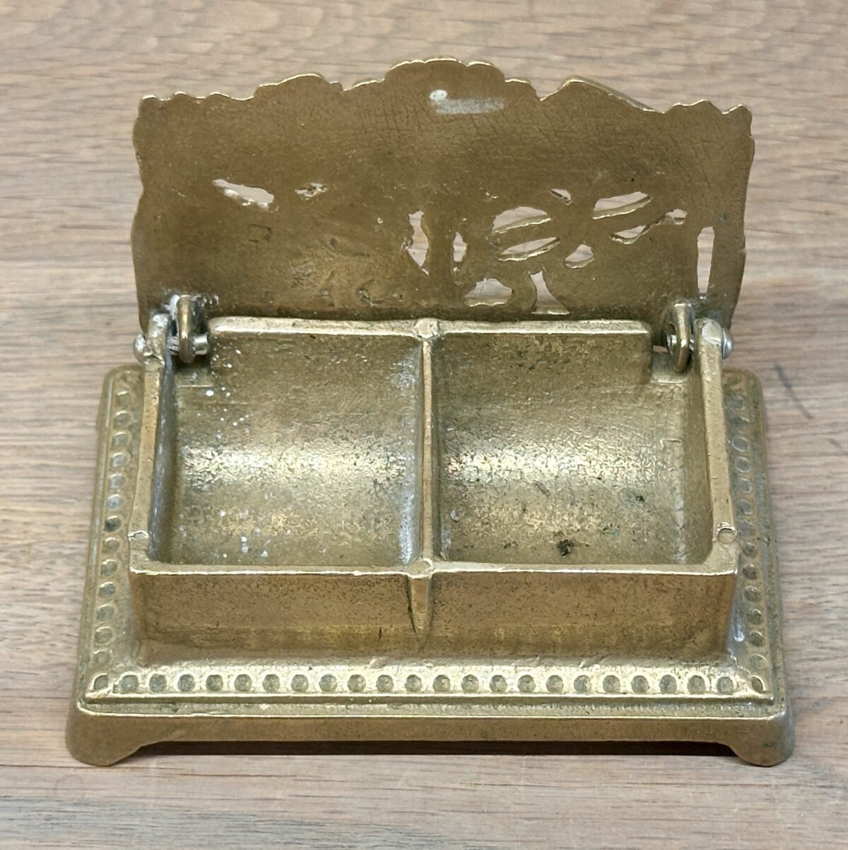 <p>Postzegeldoosje - brass - met 2 vakjes en zonnebloem op deksel</p> - Brocante