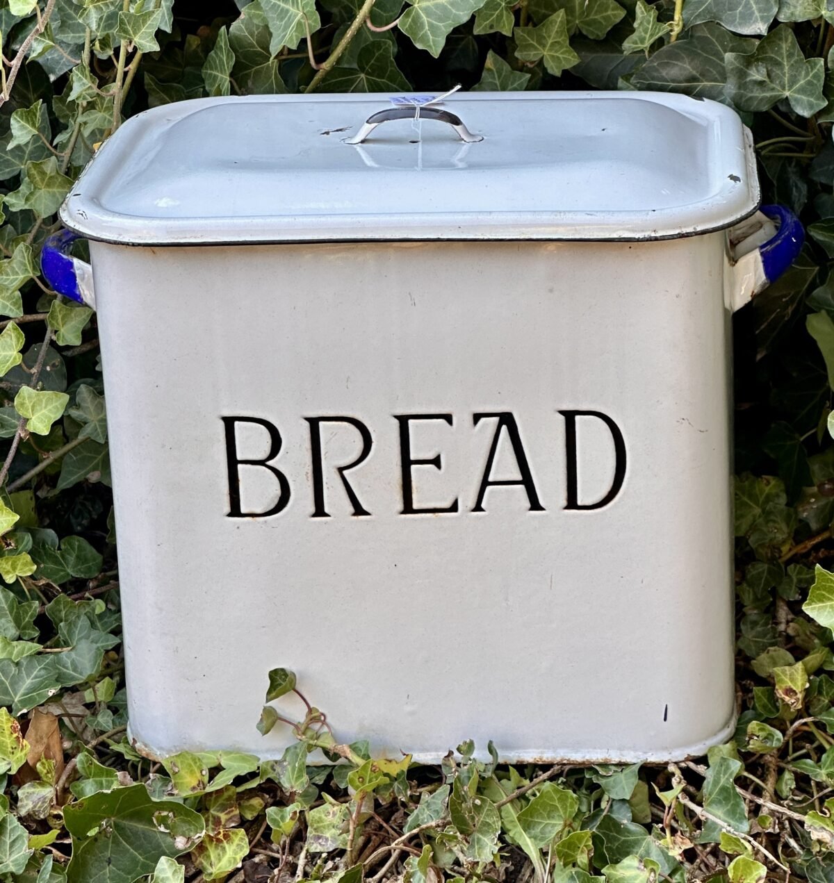 <p>Breadbin / Broodtrommel - uitgevoerd in wit emaille met ingelegde letters BREAD in zwart</p> - Brocante